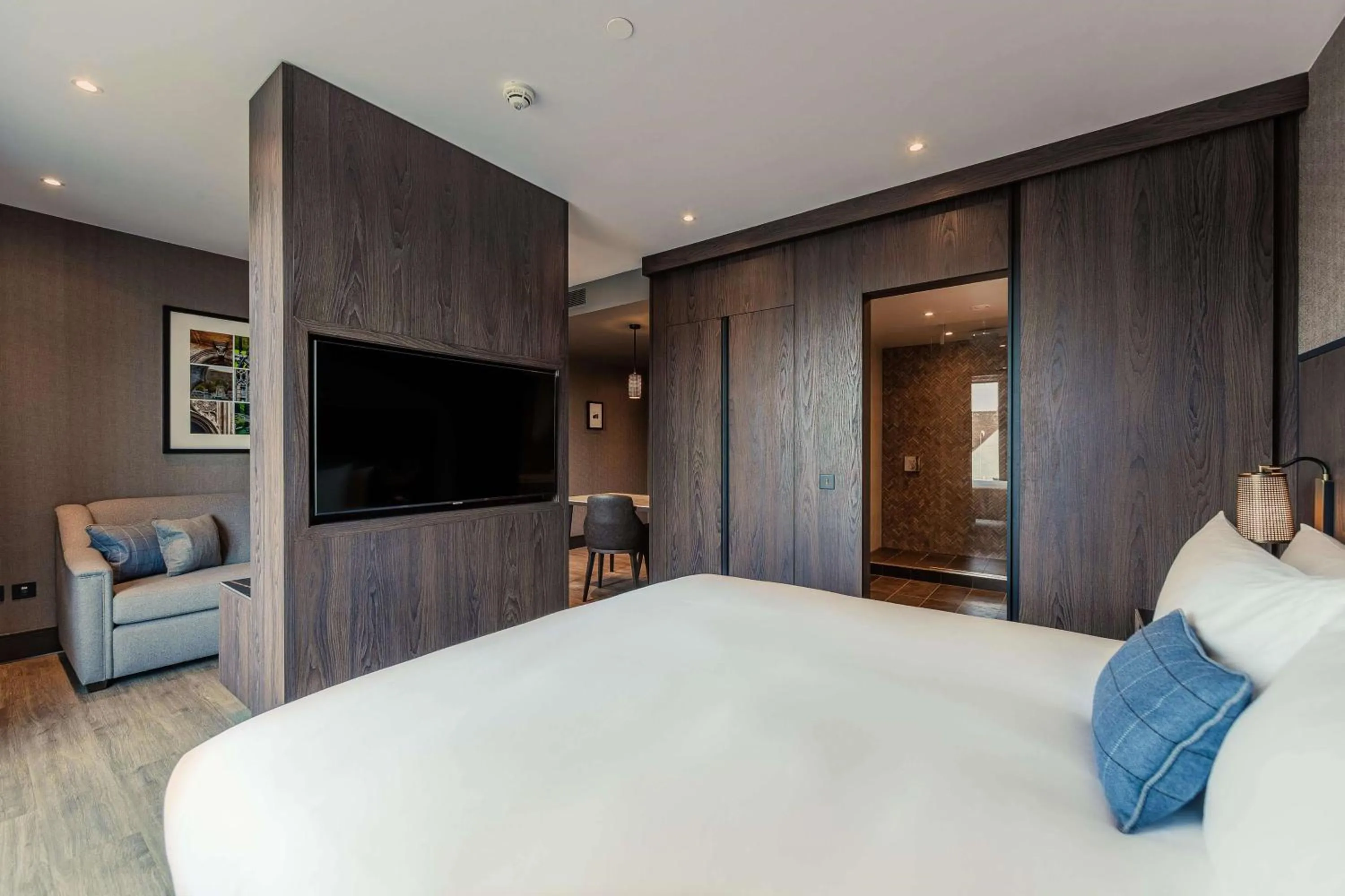 Bedroom, Bed in The Fellows House Cambridge, Curio Collection By Hilton