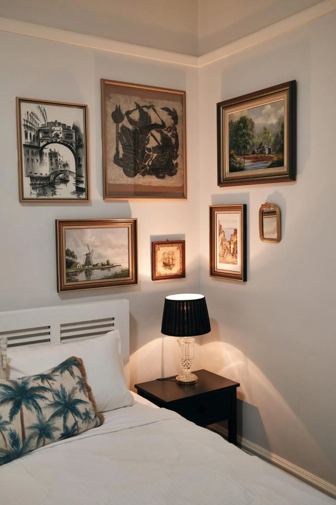 Bed in Manly Waves Studios & Apartments