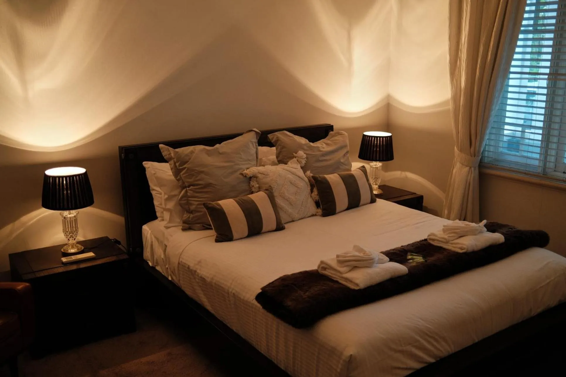 Bed in Manly Waves Studios & Apartments