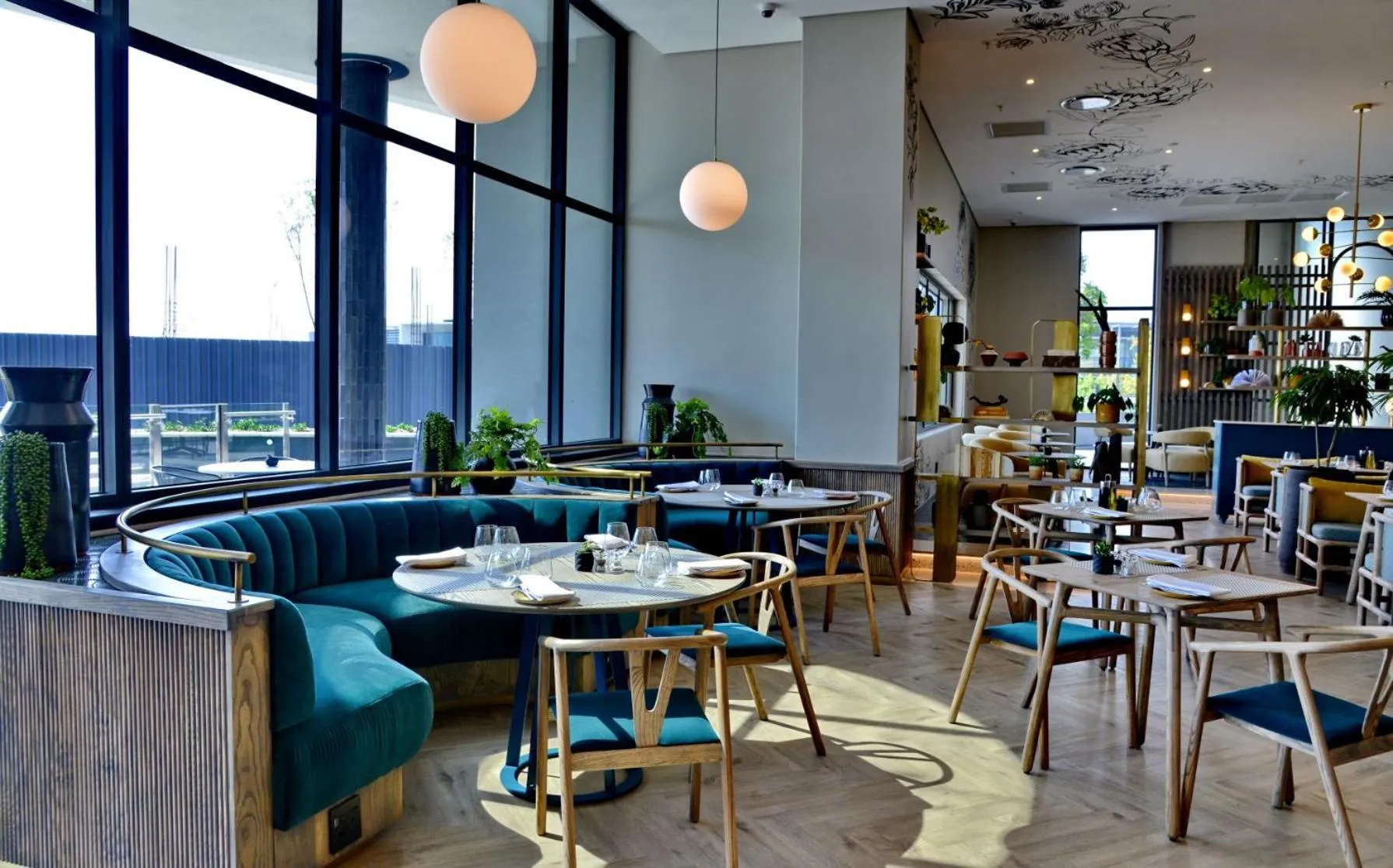 Restaurant/places to eat in Courtyard Hotel Waterfall City