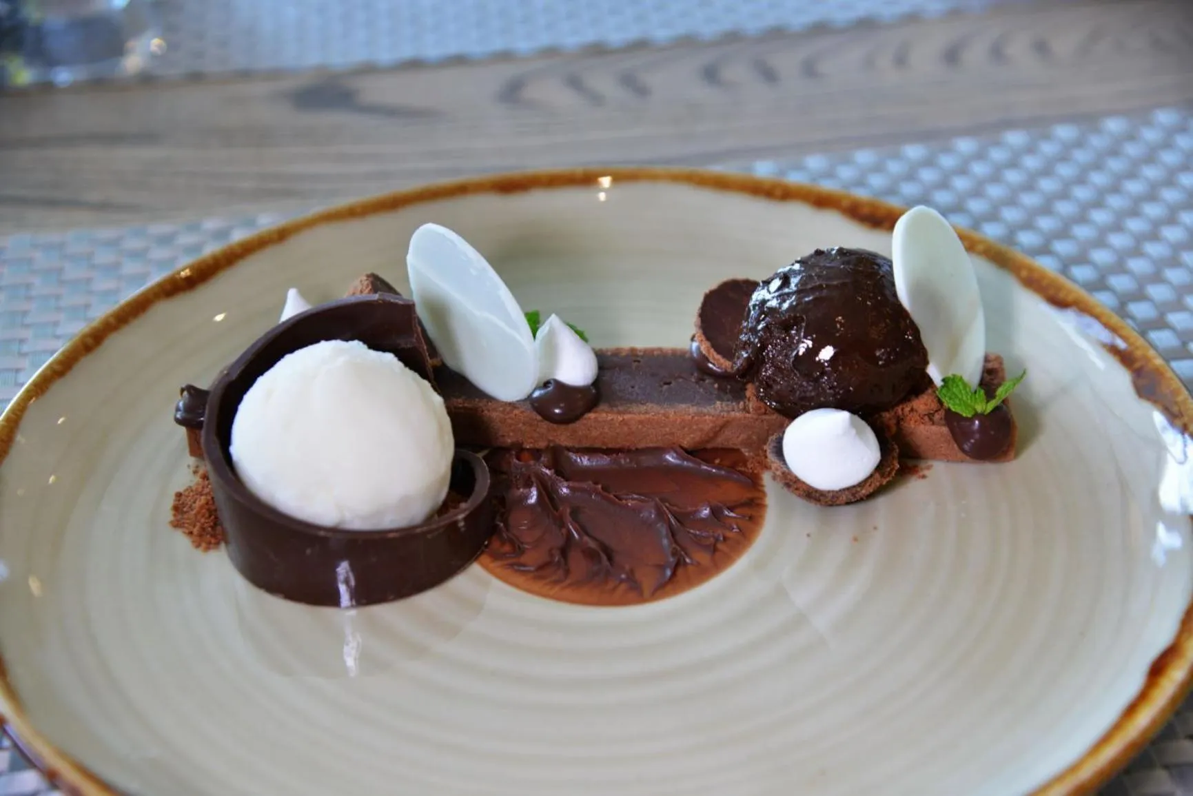 Food and drinks in Courtyard Hotel Waterfall City