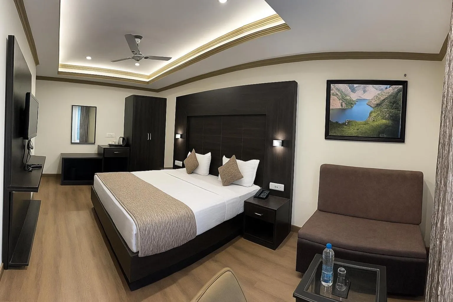 Bedroom, Bed in Crown Plaza Residency