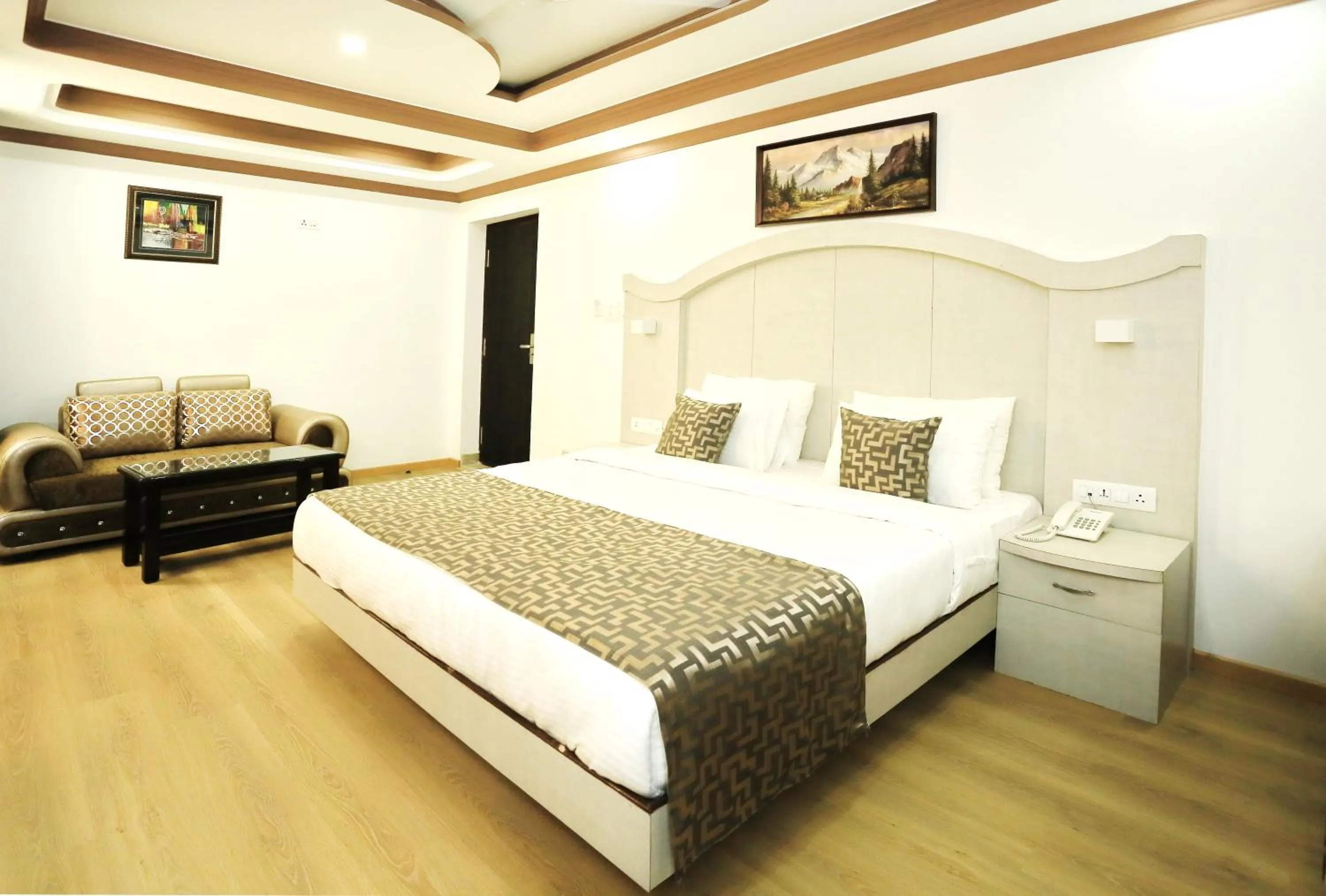 Photo of the whole room, Bed in Crown Plaza Residency
