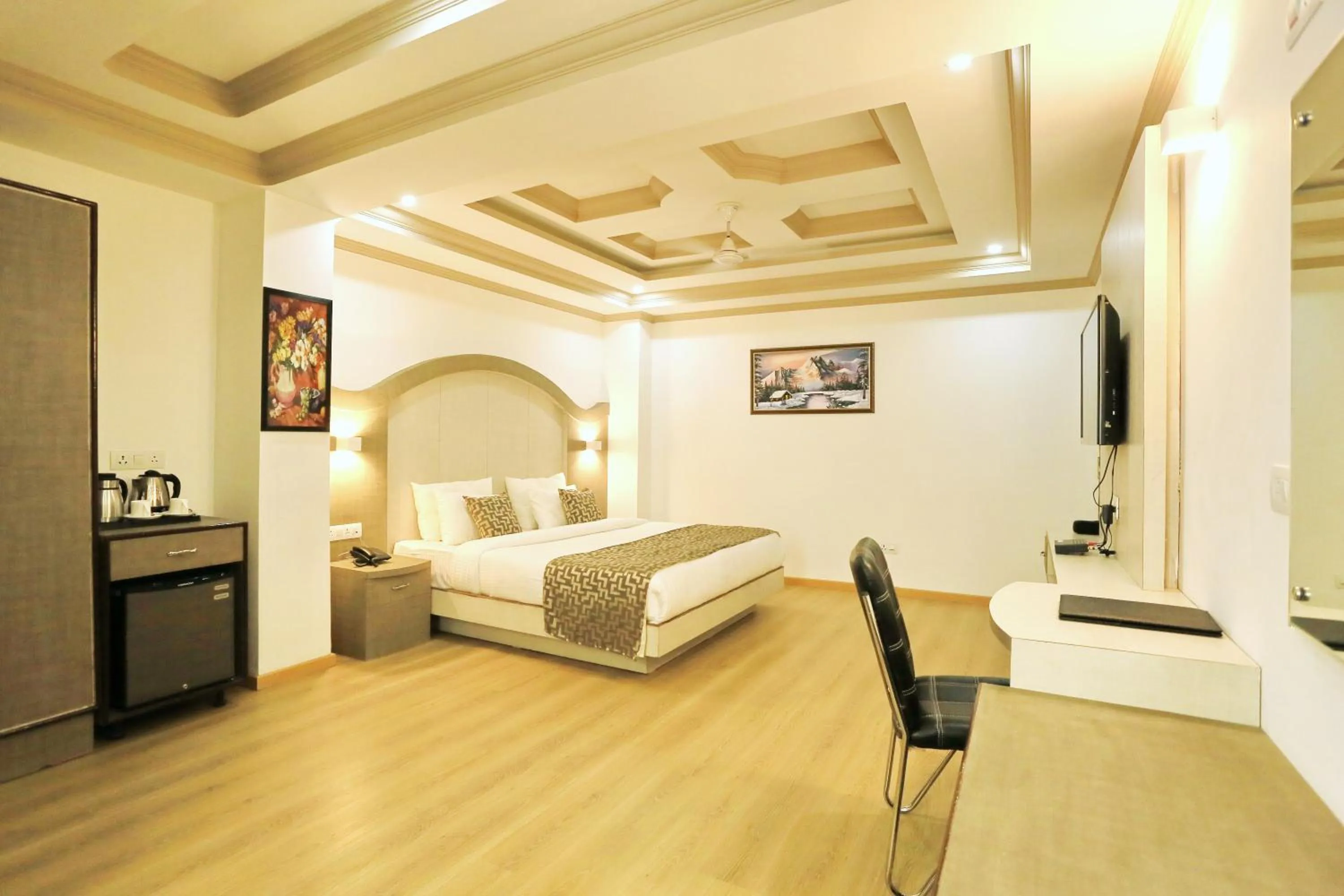 Photo of the whole room, Bed in Crown Plaza Residency