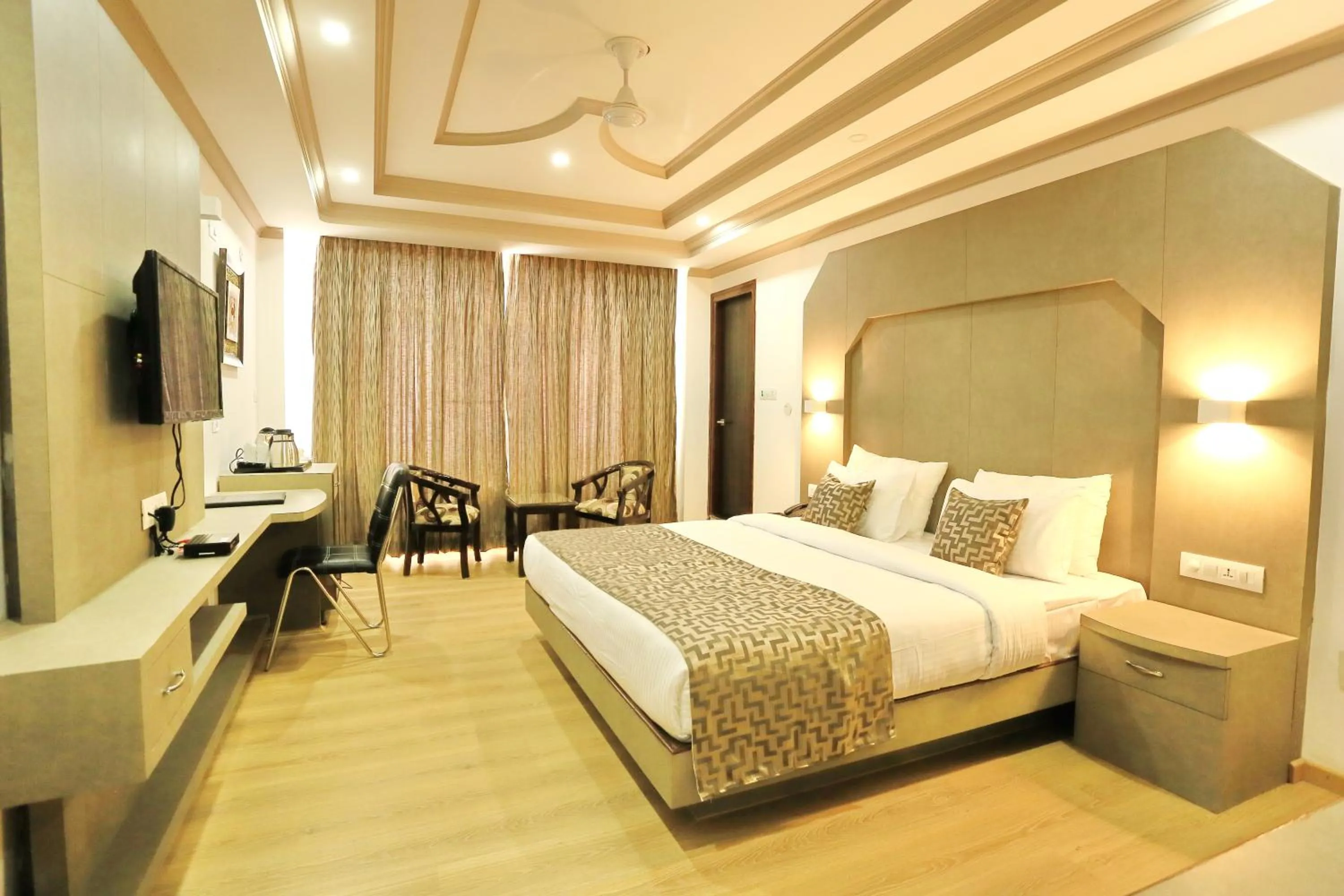 Photo of the whole room, Bed in Crown Plaza Residency