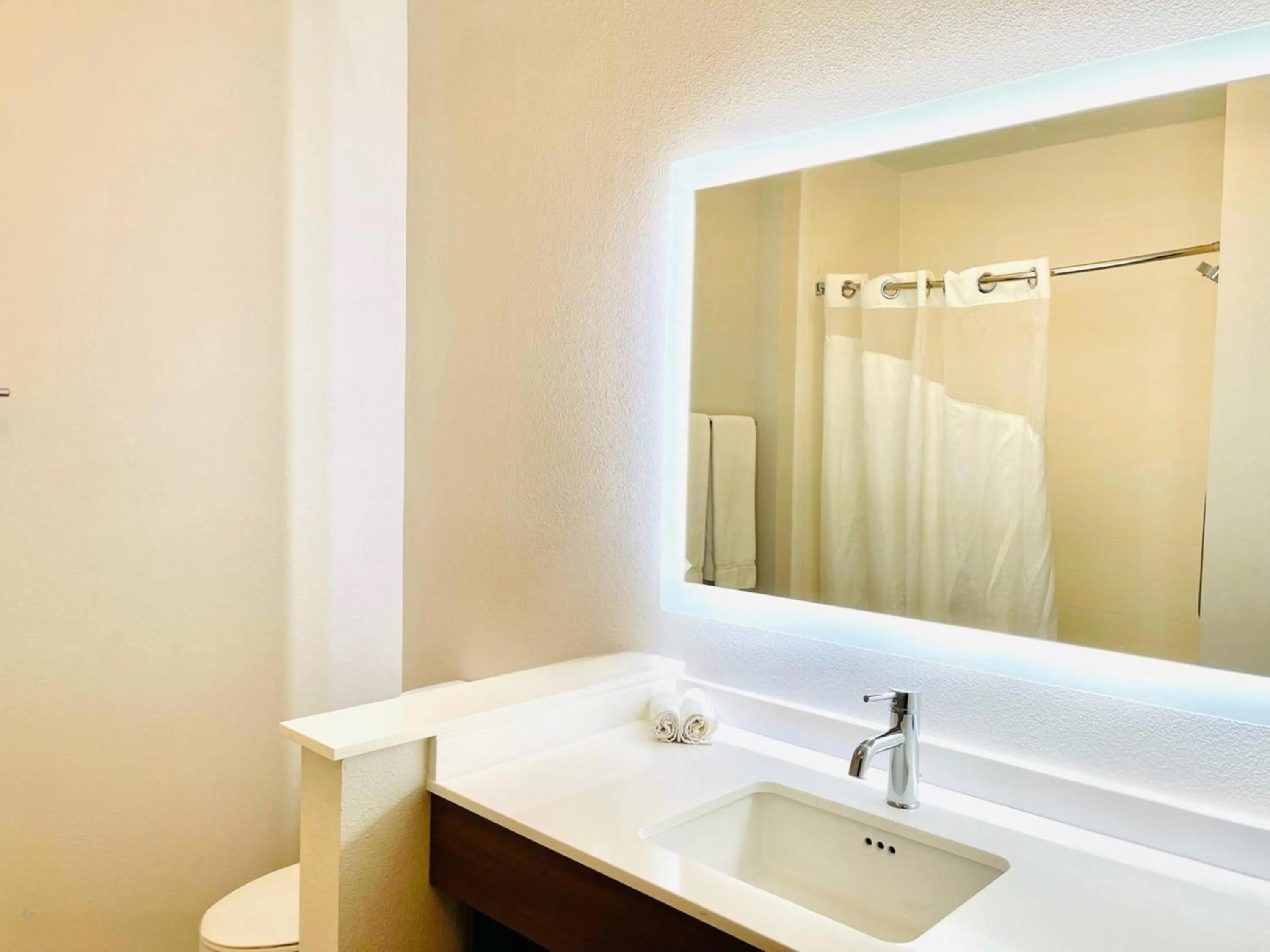 Bathroom in Holiday Inn Express & Suites Blythe by IHG