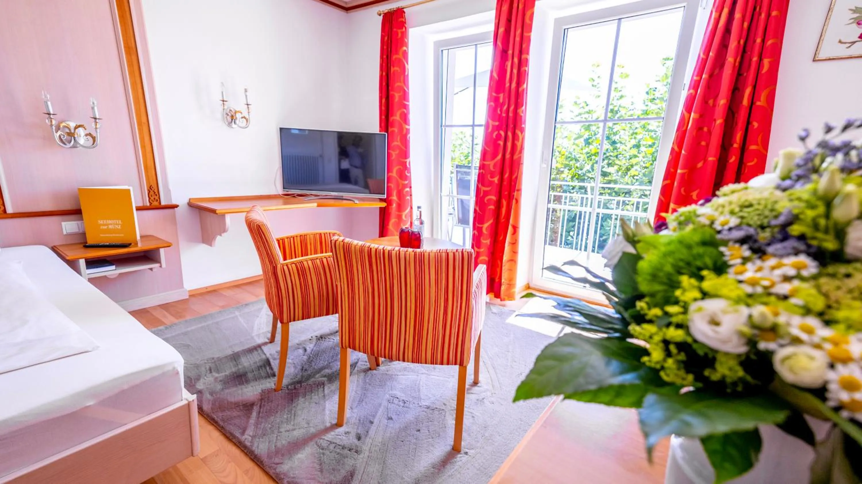 Communal lounge/ TV room in Seehotel ZUR MÜNZ