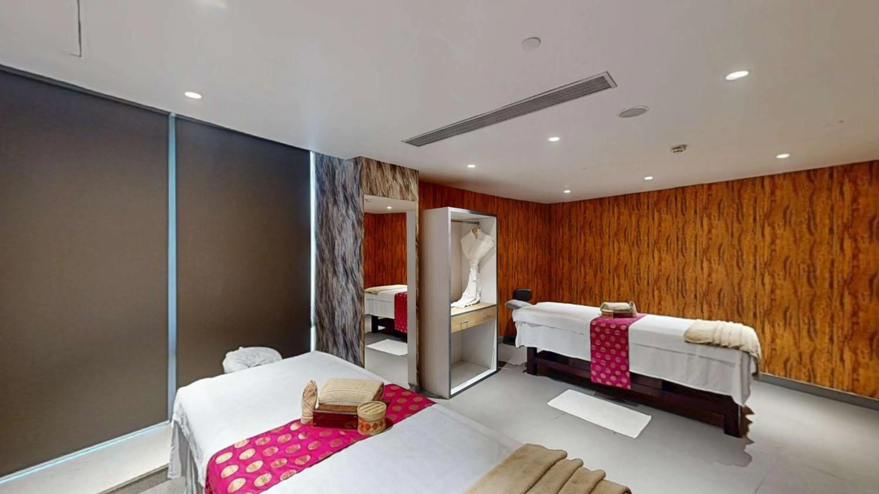 Spa and wellness centre/facilities, Bed in Radisson Hotel Bareilly Airport