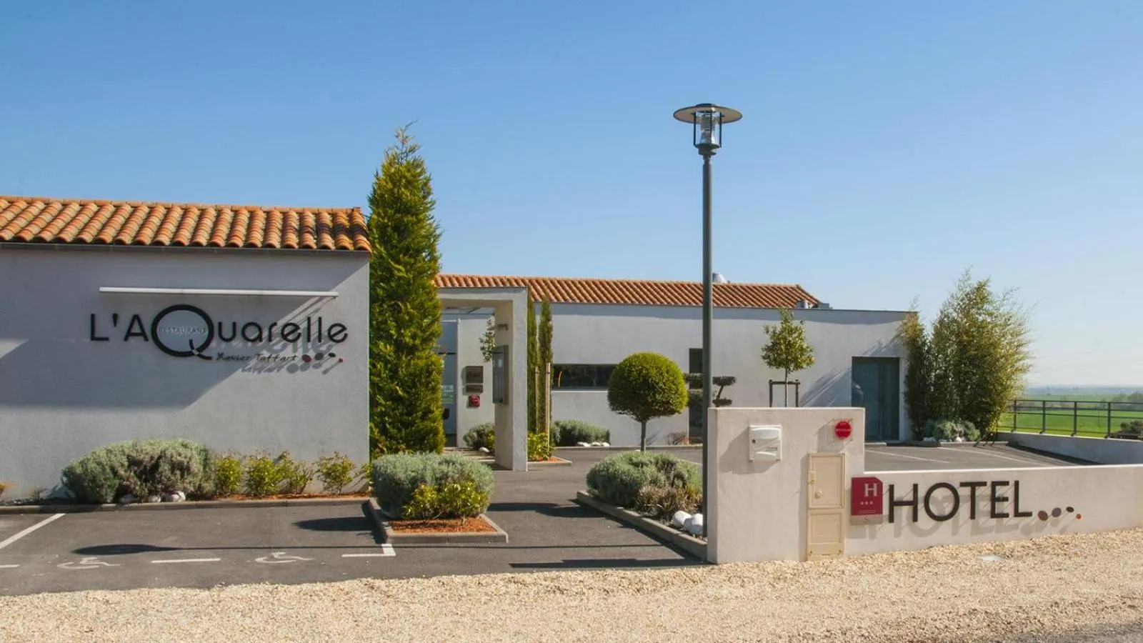 Property building in Hôtel-Restaurant L'Aquarelle