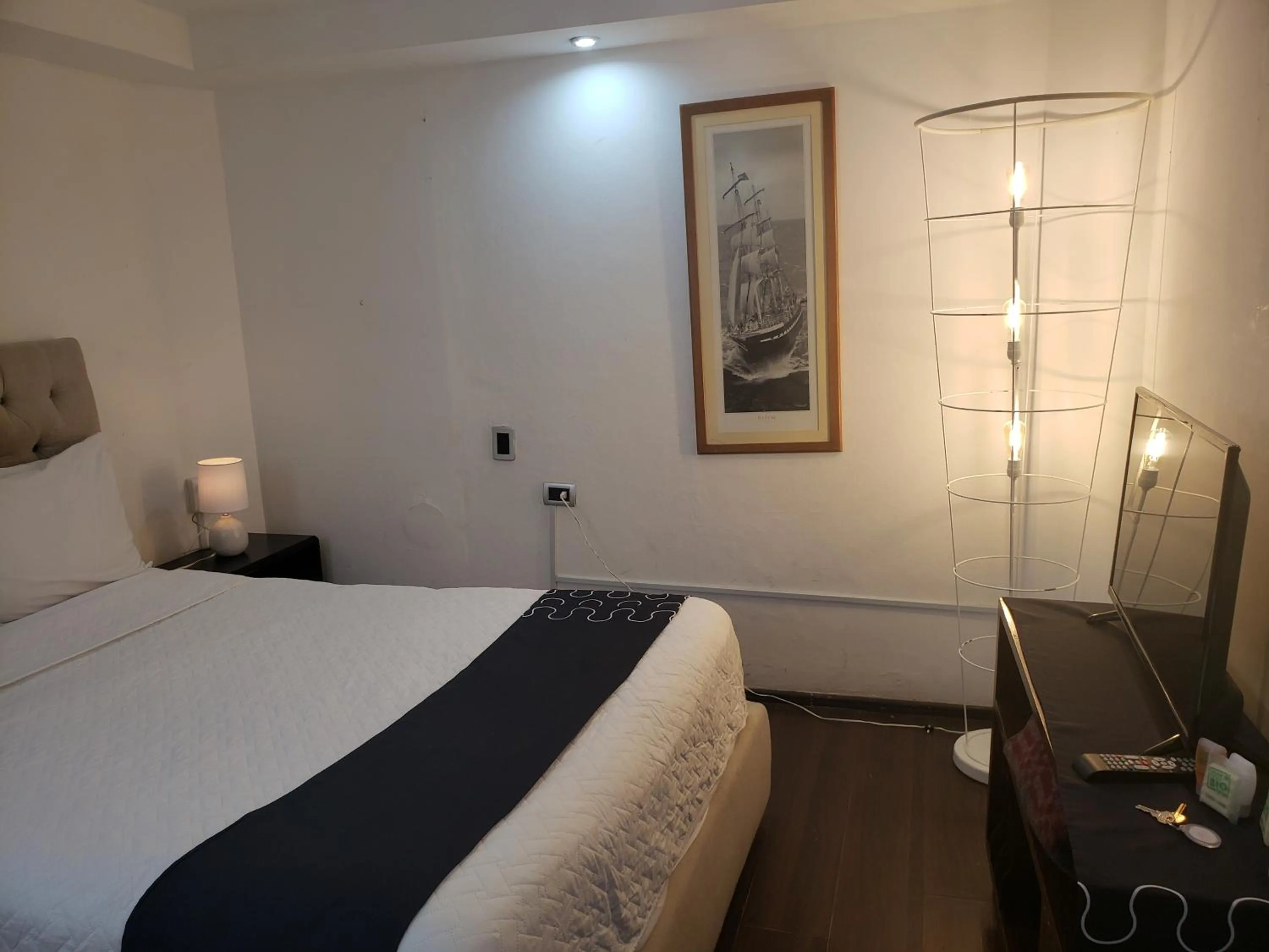 Photo of the whole room, Bed in Singular Goldsmith