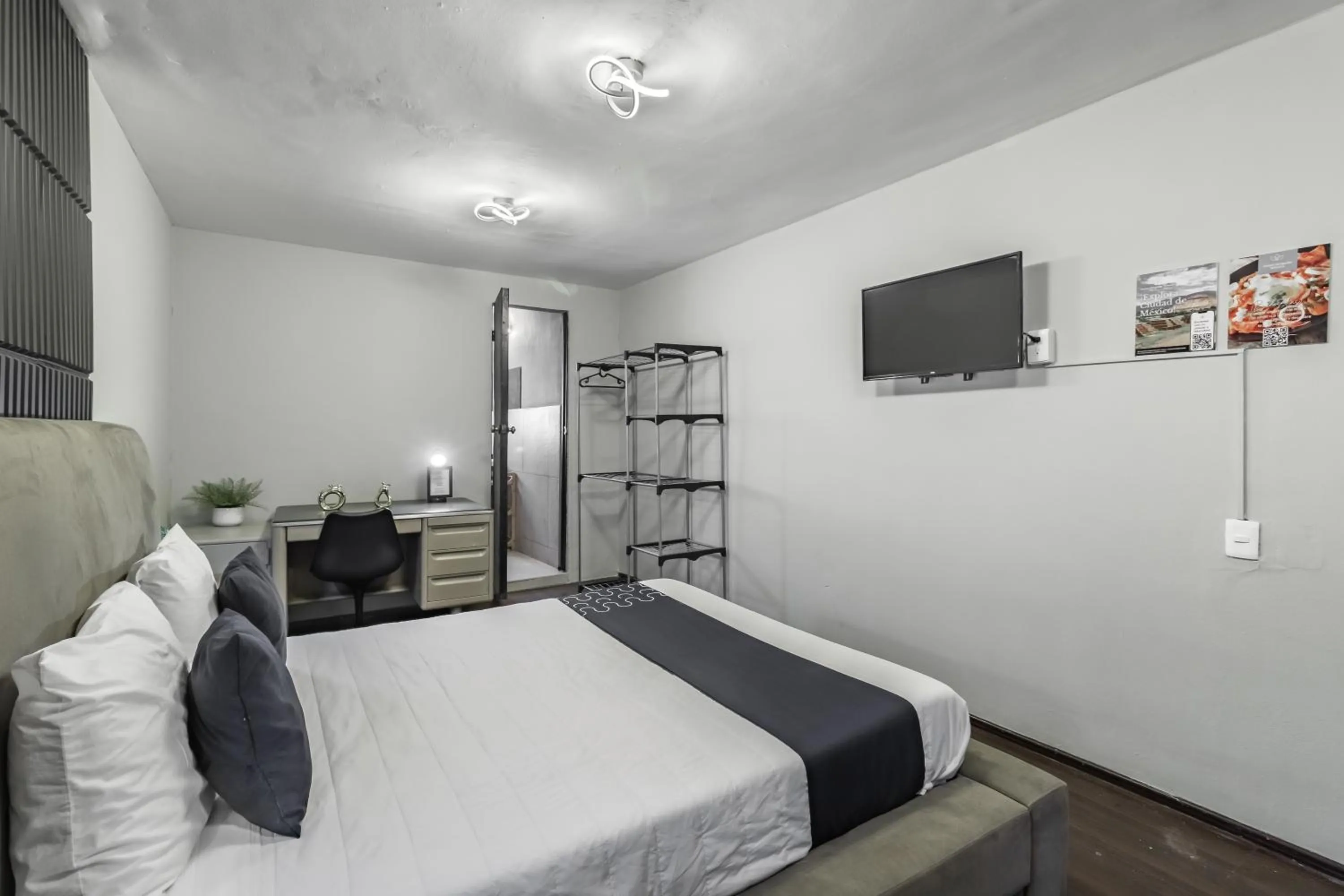 Photo of the whole room, Bed in Singular Goldsmith