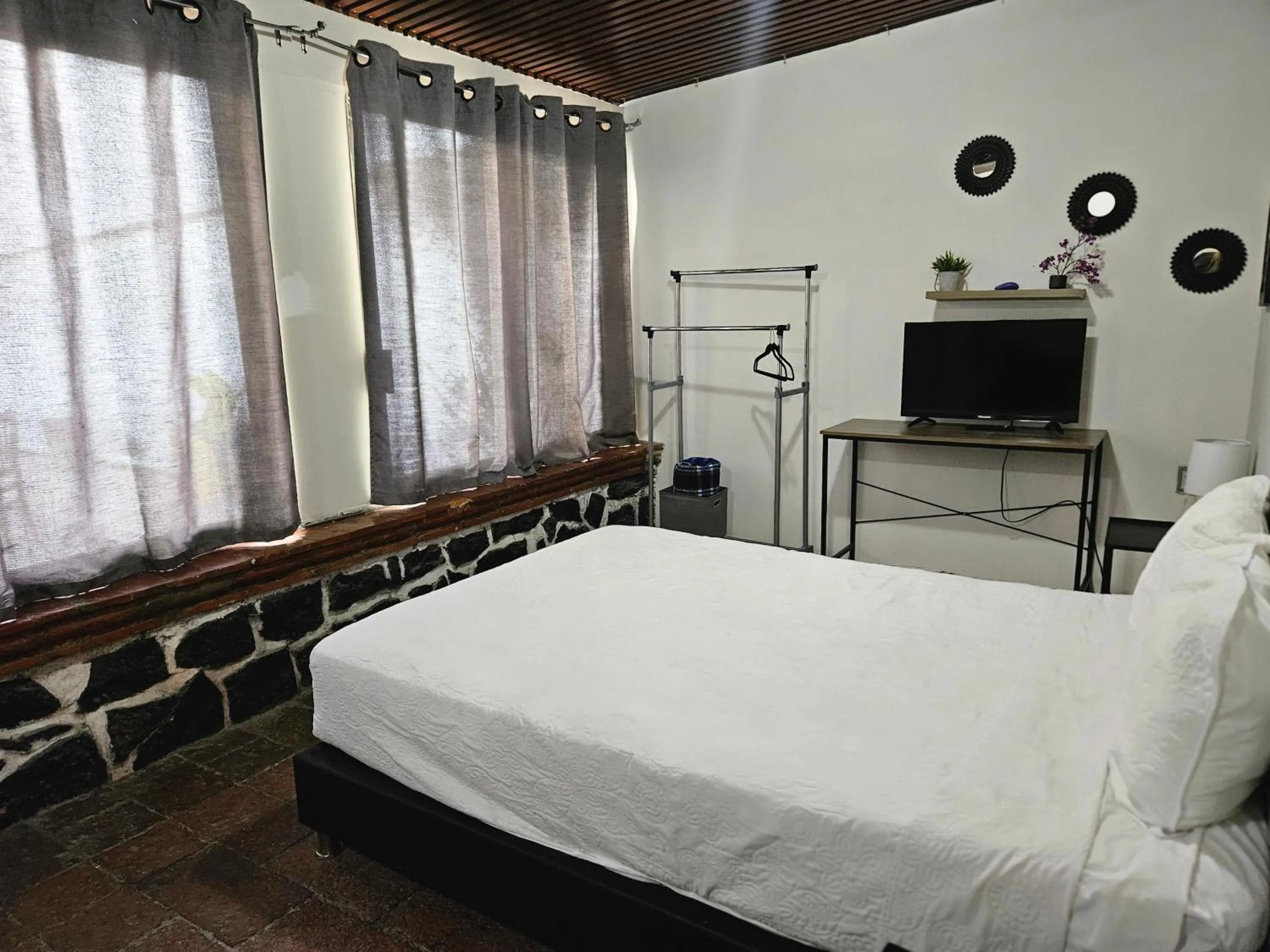 Photo of the whole room, Bed in Singular Goldsmith