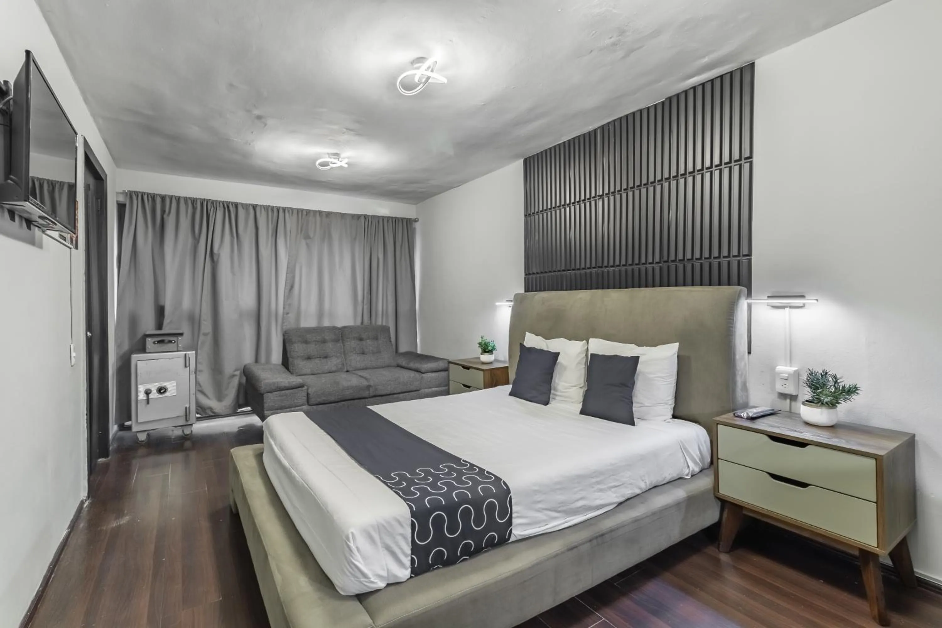 Photo of the whole room, Bed in Singular Goldsmith