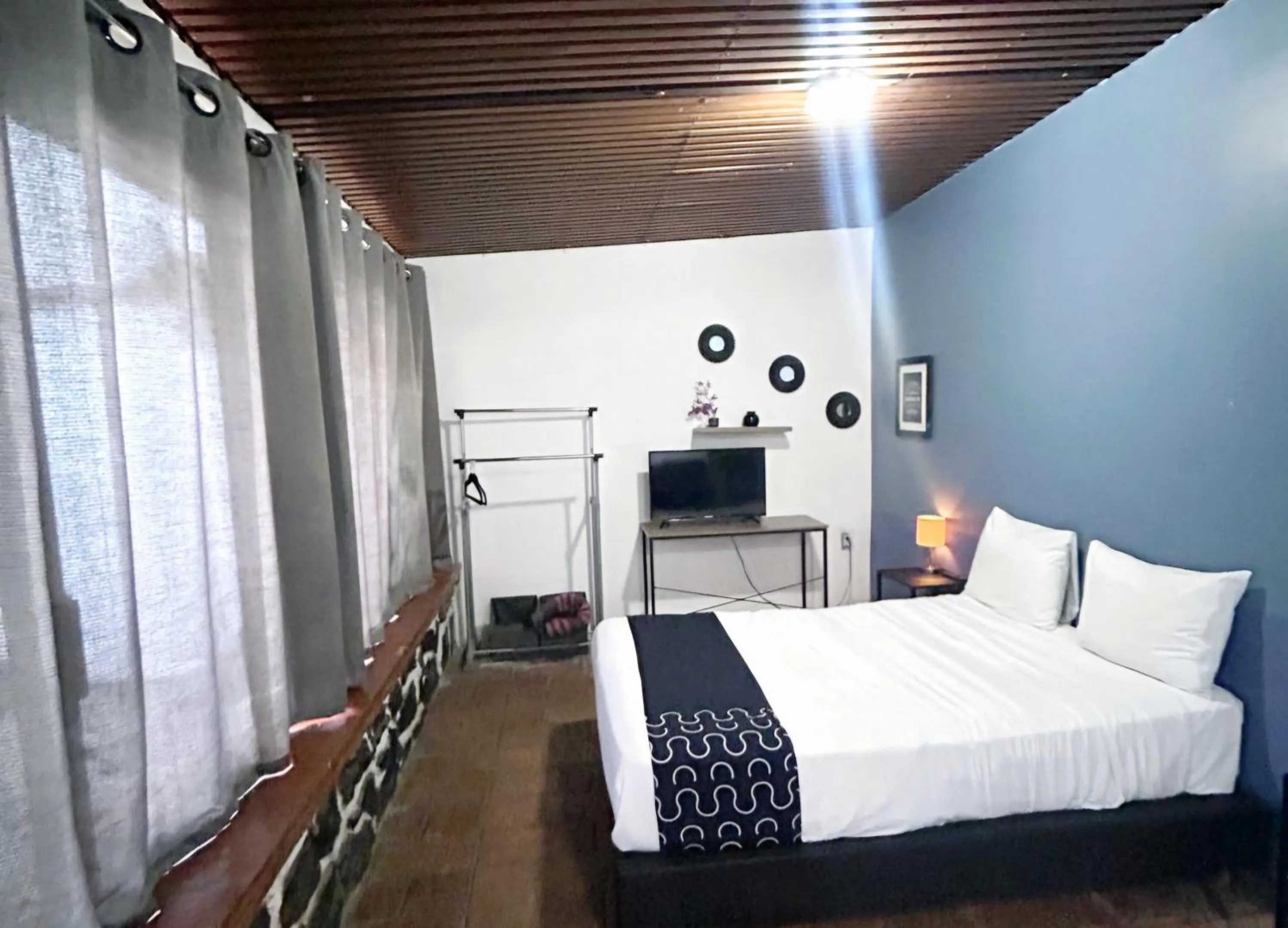 Photo of the whole room, Bed in Singular Goldsmith