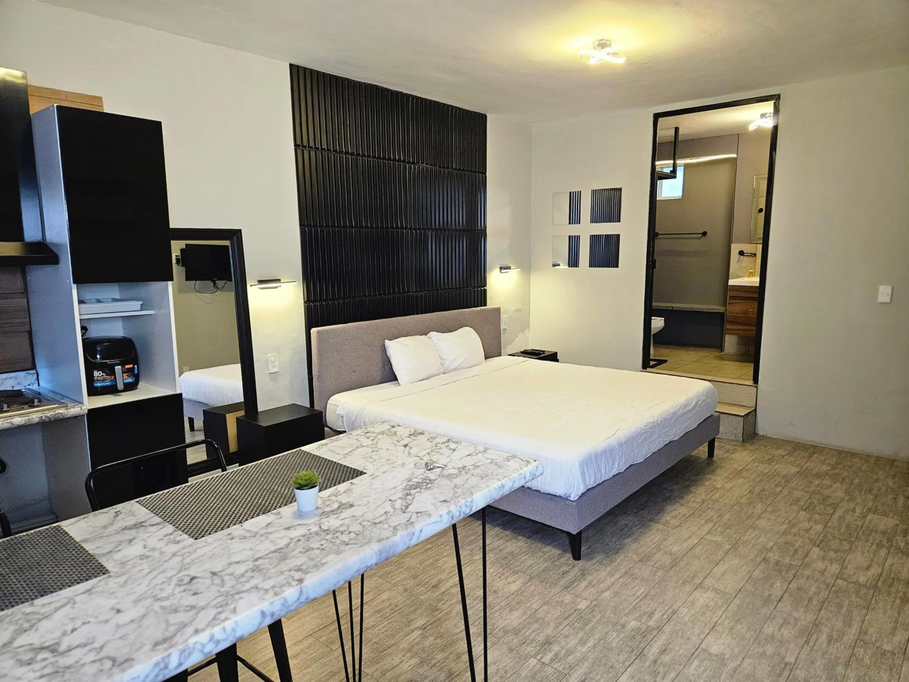 Photo of the whole room, Bed in Singular Goldsmith