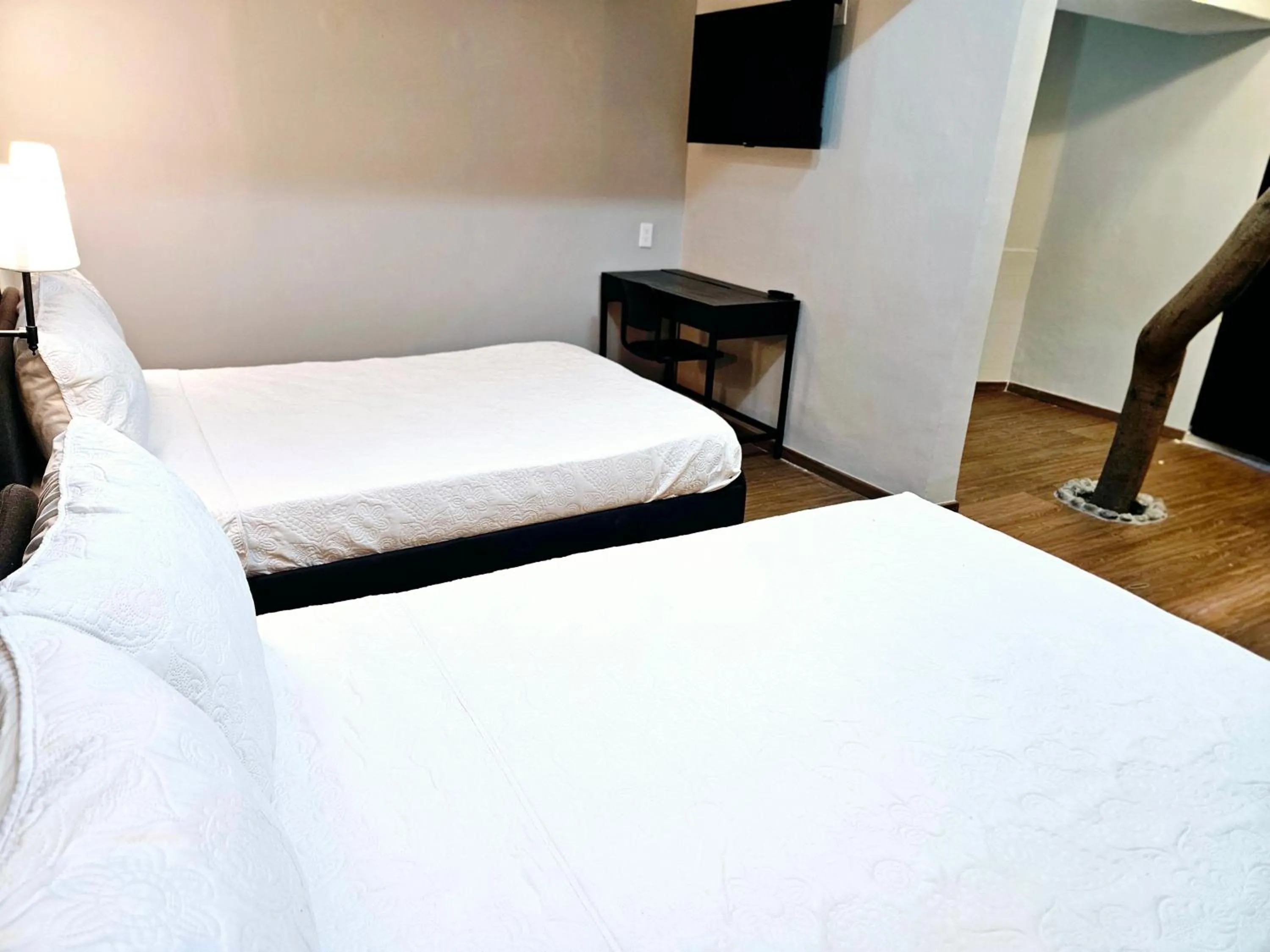 Photo of the whole room, Bed in Singular Goldsmith