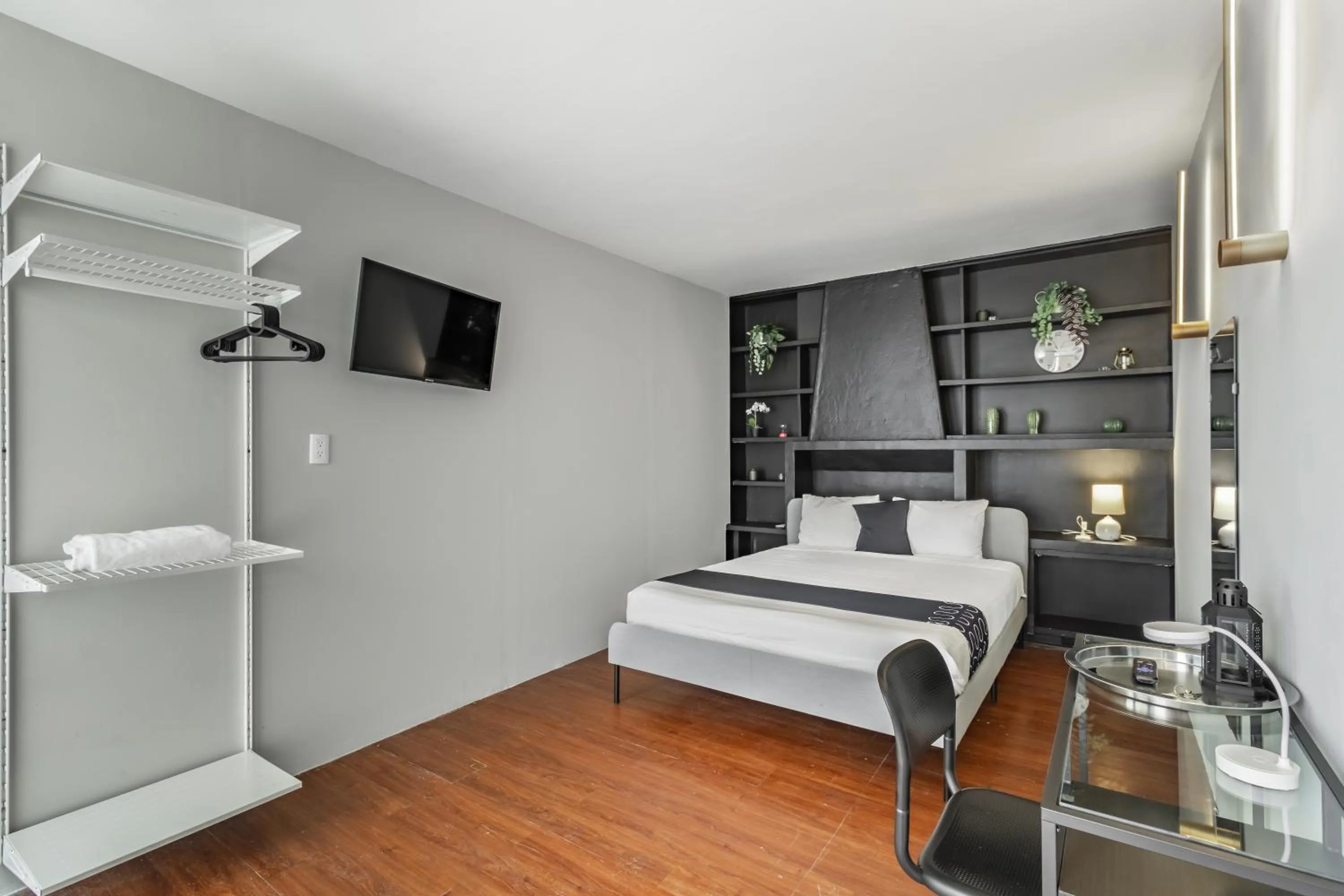 Photo of the whole room, Bed in Singular Goldsmith