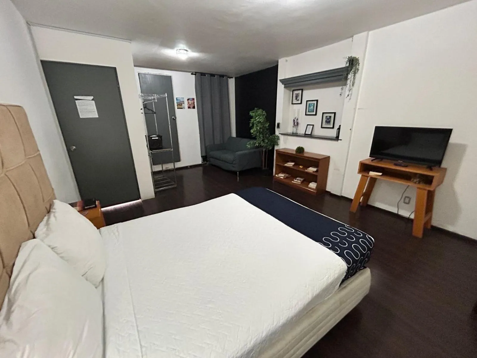 Photo of the whole room, Bed in Singular Goldsmith