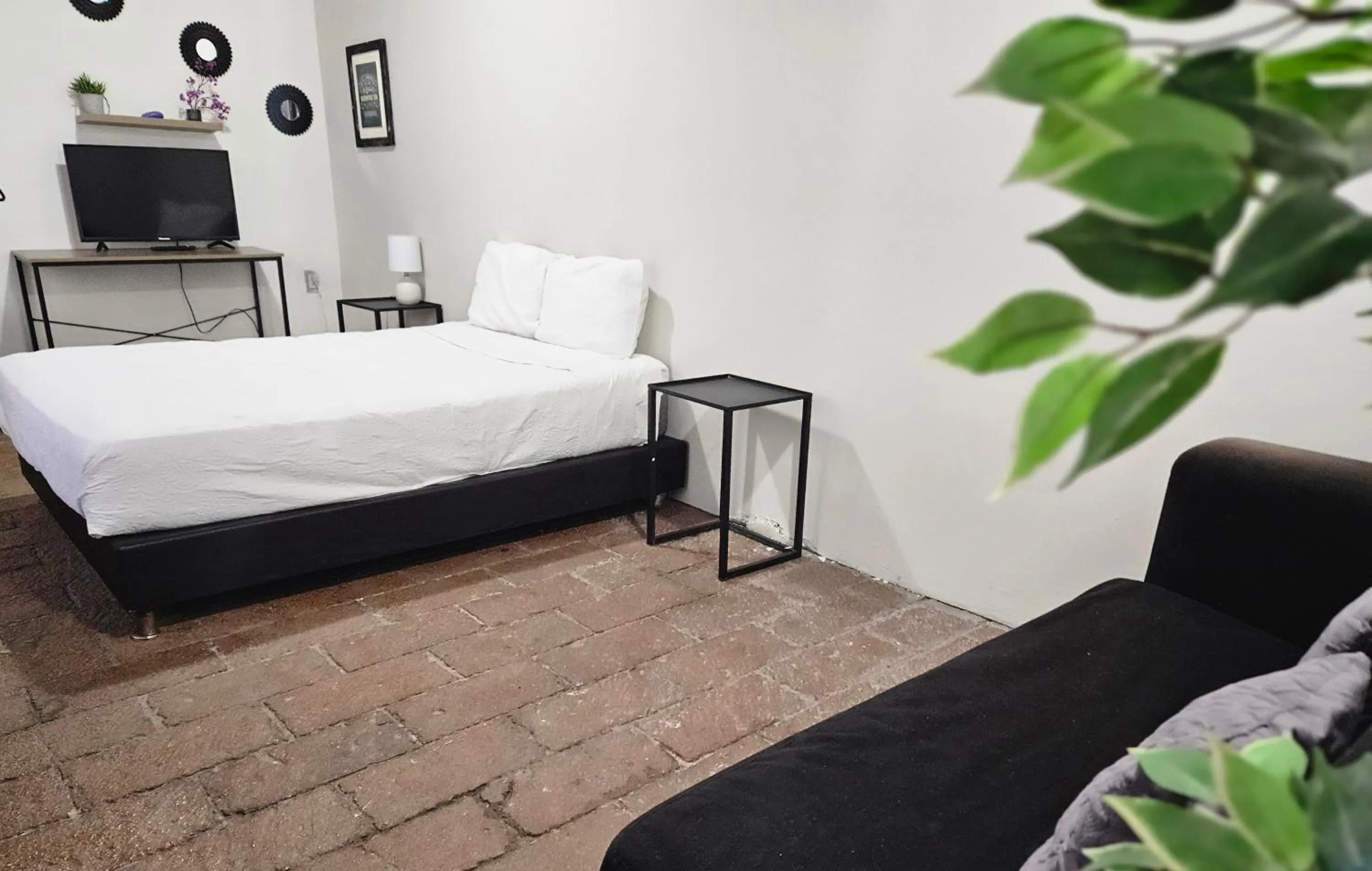 Photo of the whole room, Bed in Singular Goldsmith