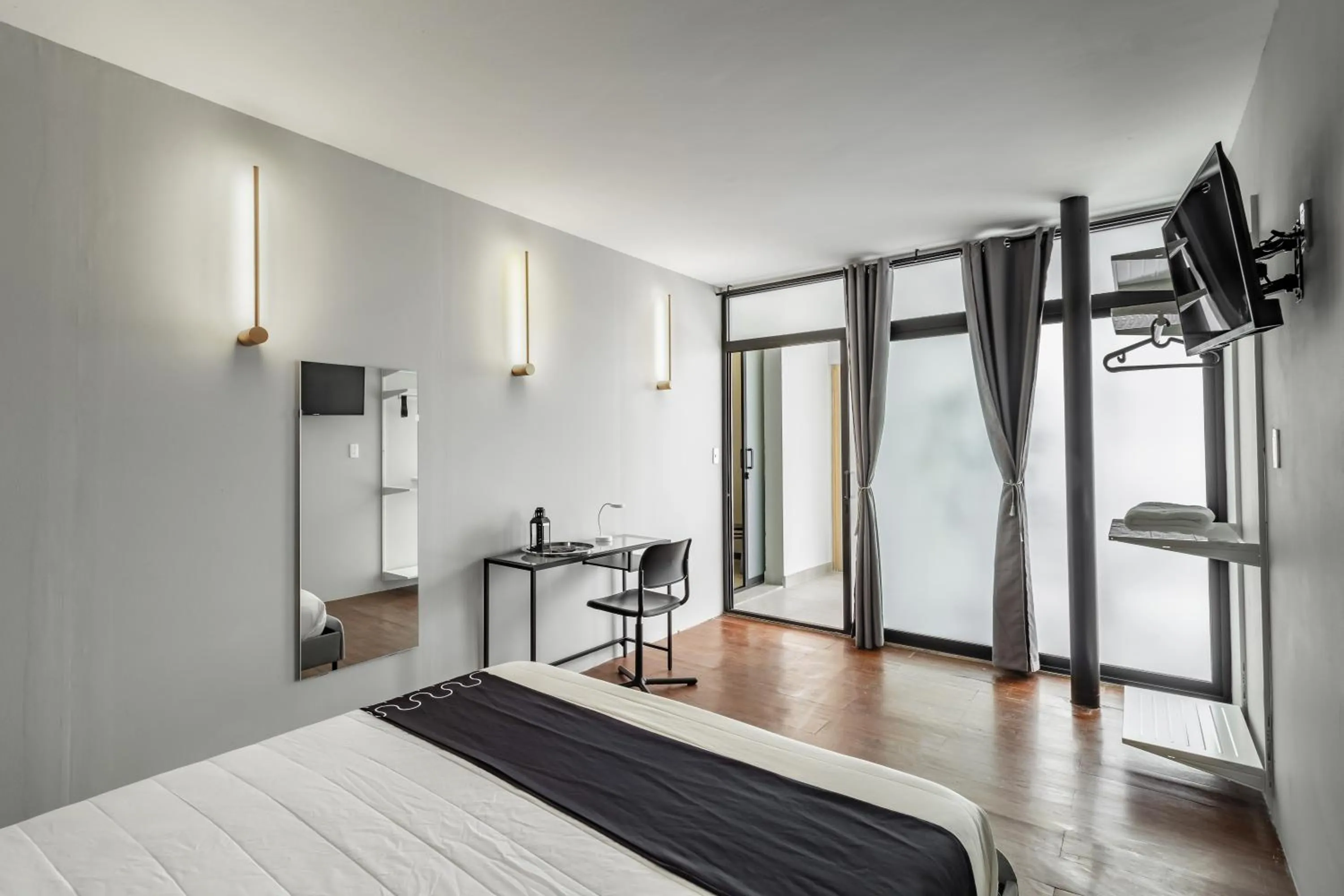 Photo of the whole room, Bed in Singular Goldsmith