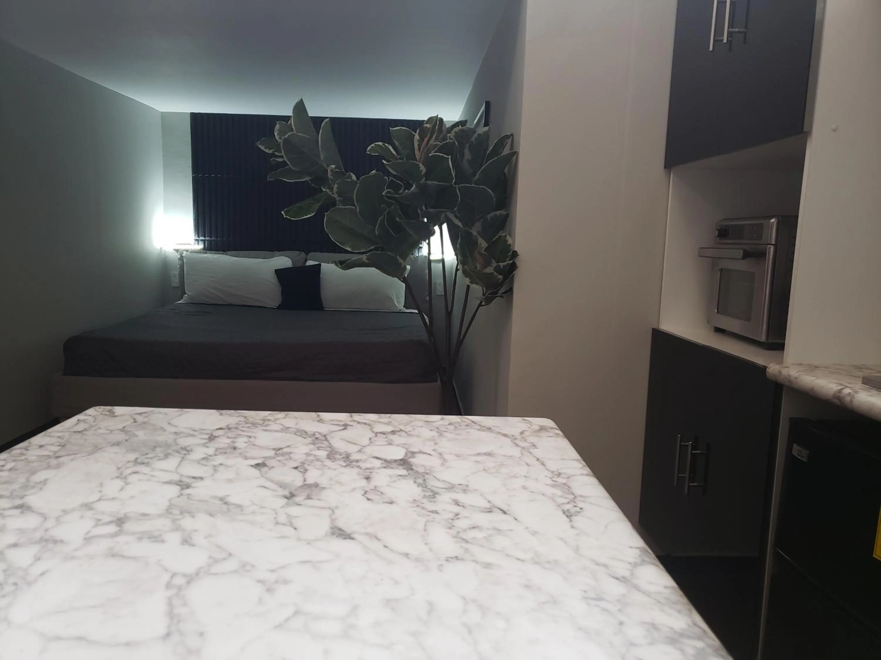 Photo of the whole room, Bed in Singular Goldsmith