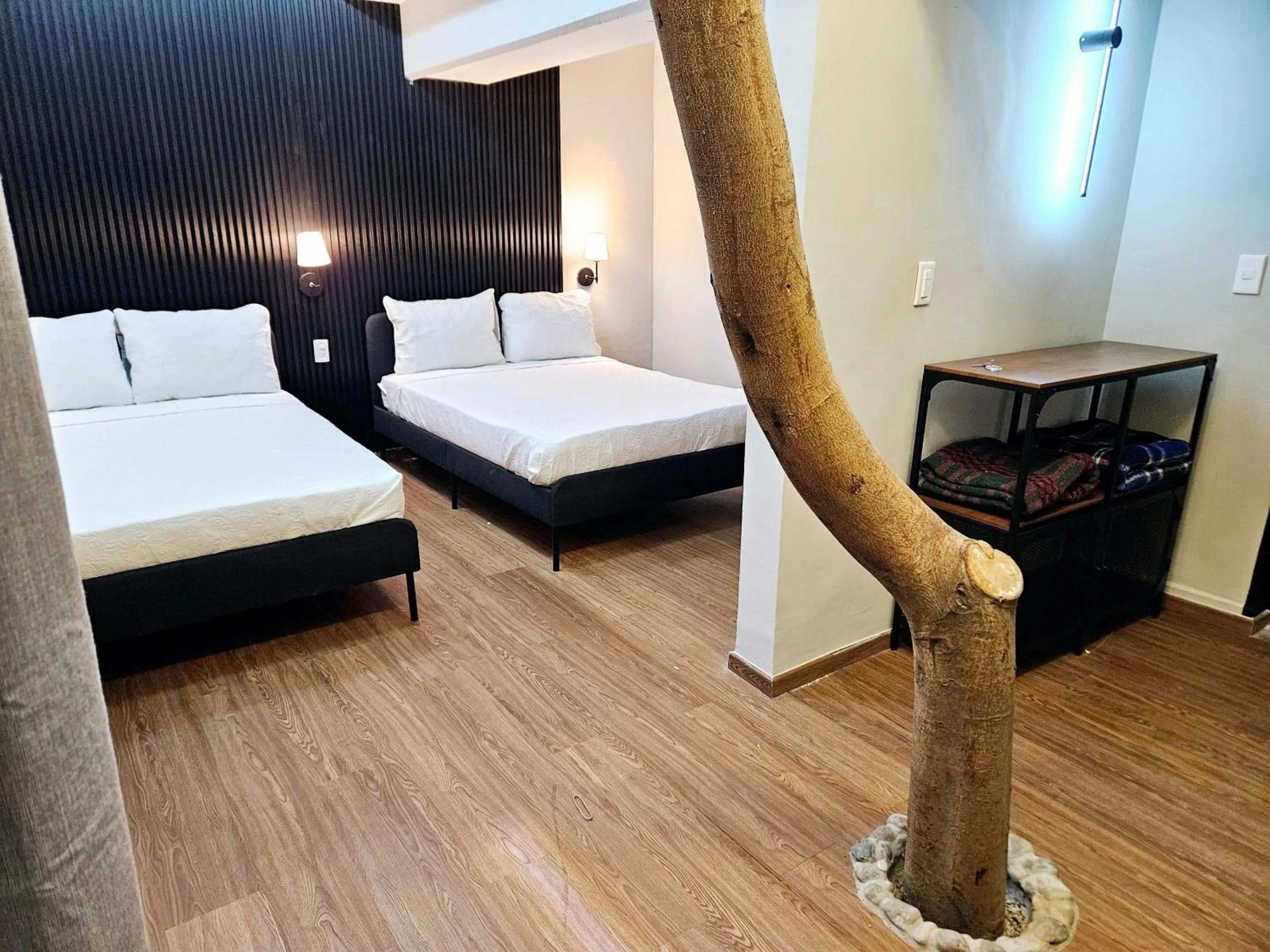 Photo of the whole room, Bed in Singular Goldsmith