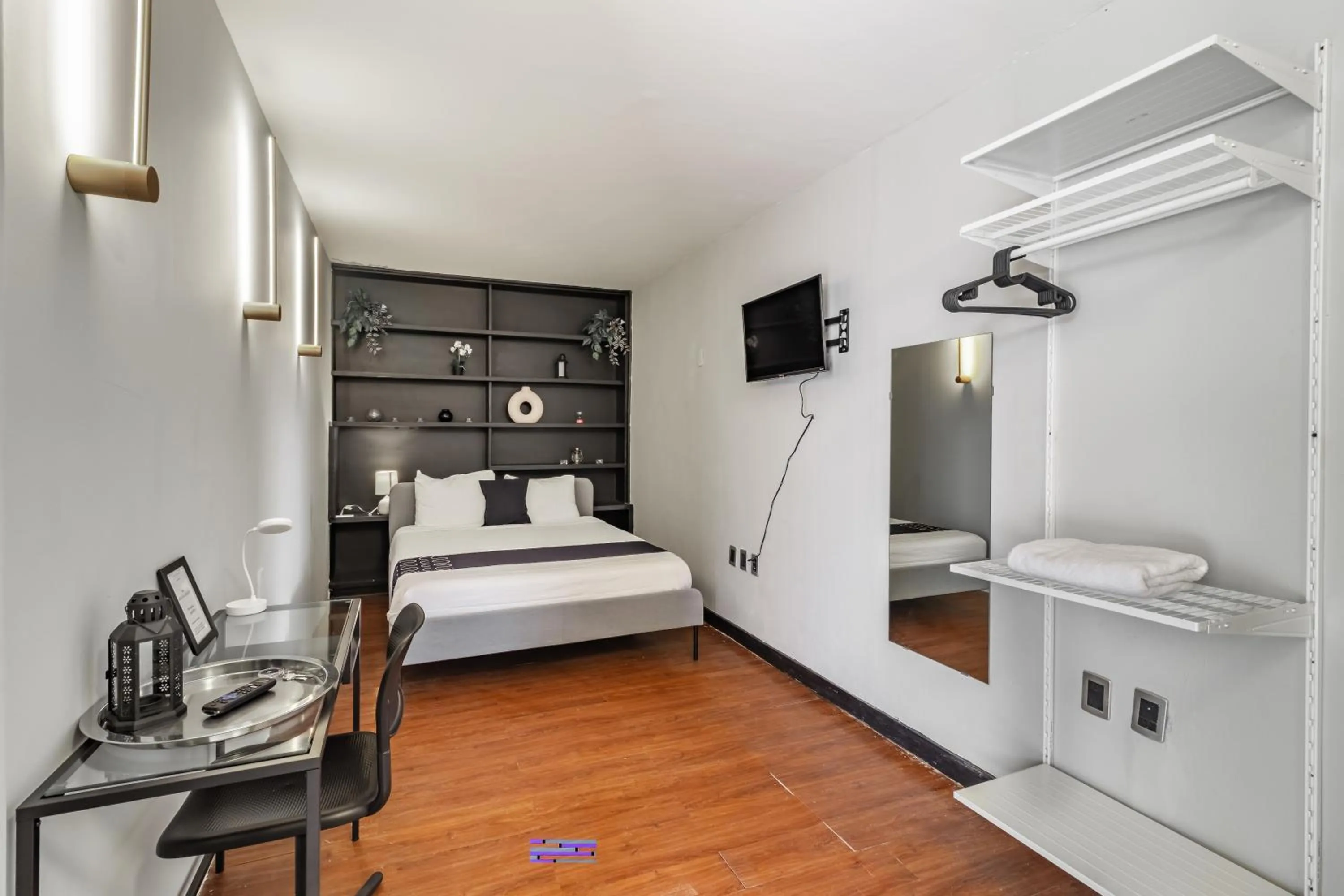 Photo of the whole room, Bed in Singular Goldsmith