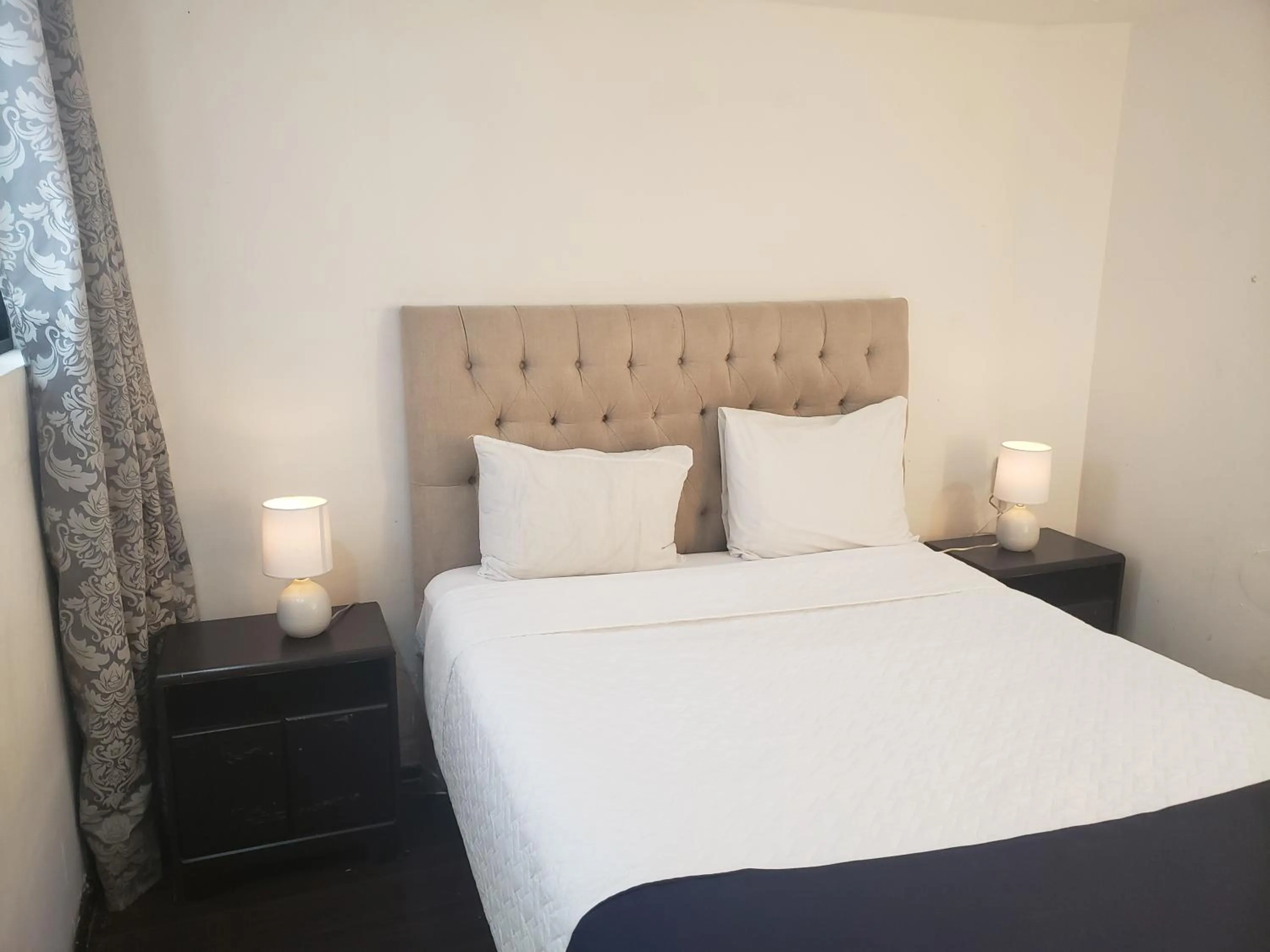 Bedroom, Bed in Singular Goldsmith