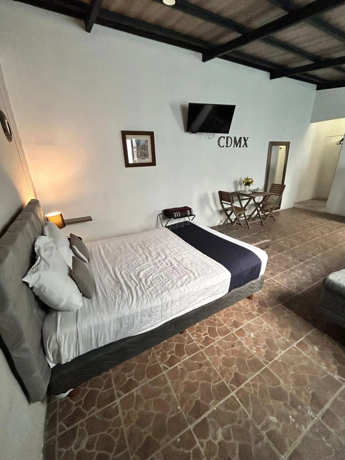 Photo of the whole room, Bed in Singular Goldsmith