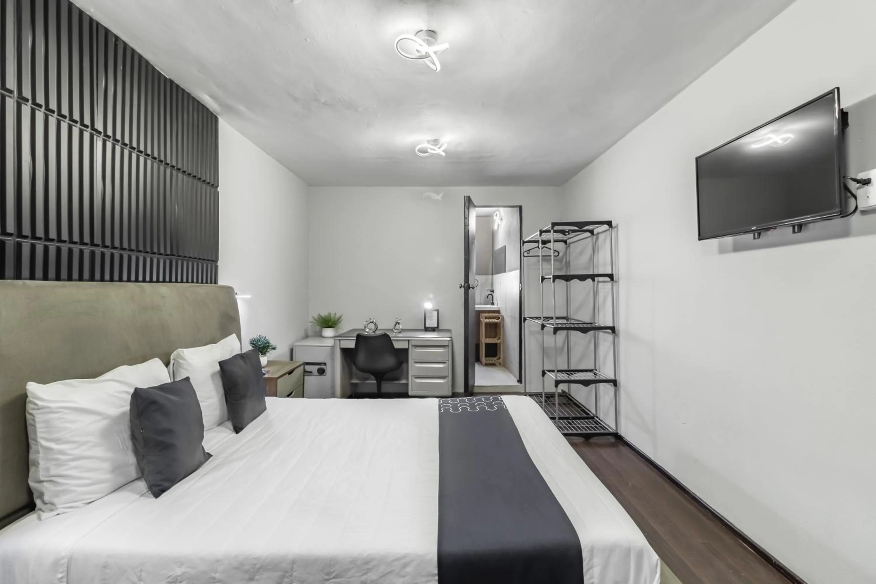 Photo of the whole room, Bed in Singular Goldsmith