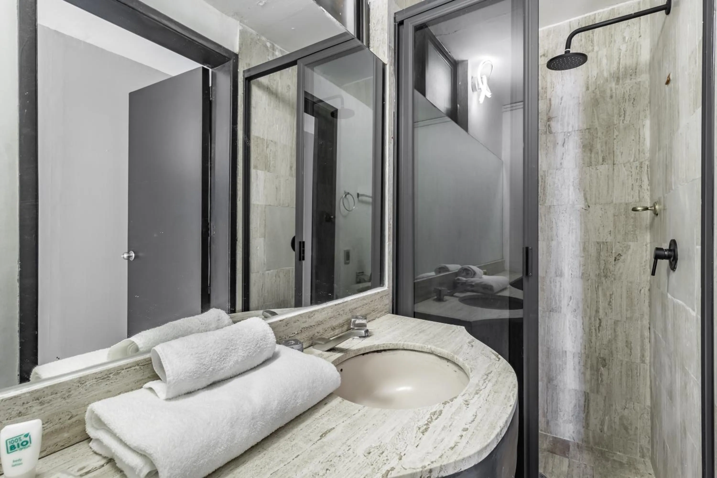 Bathroom, Bed in Singular Goldsmith