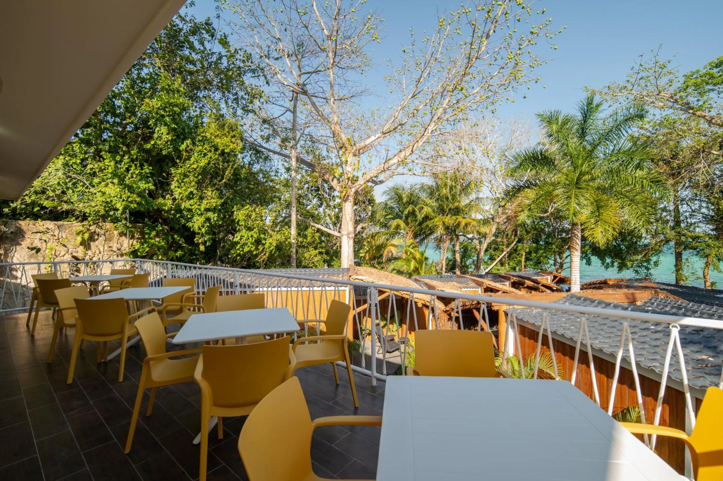 Restaurant/places to eat in Casa Aakal Lagoon Front