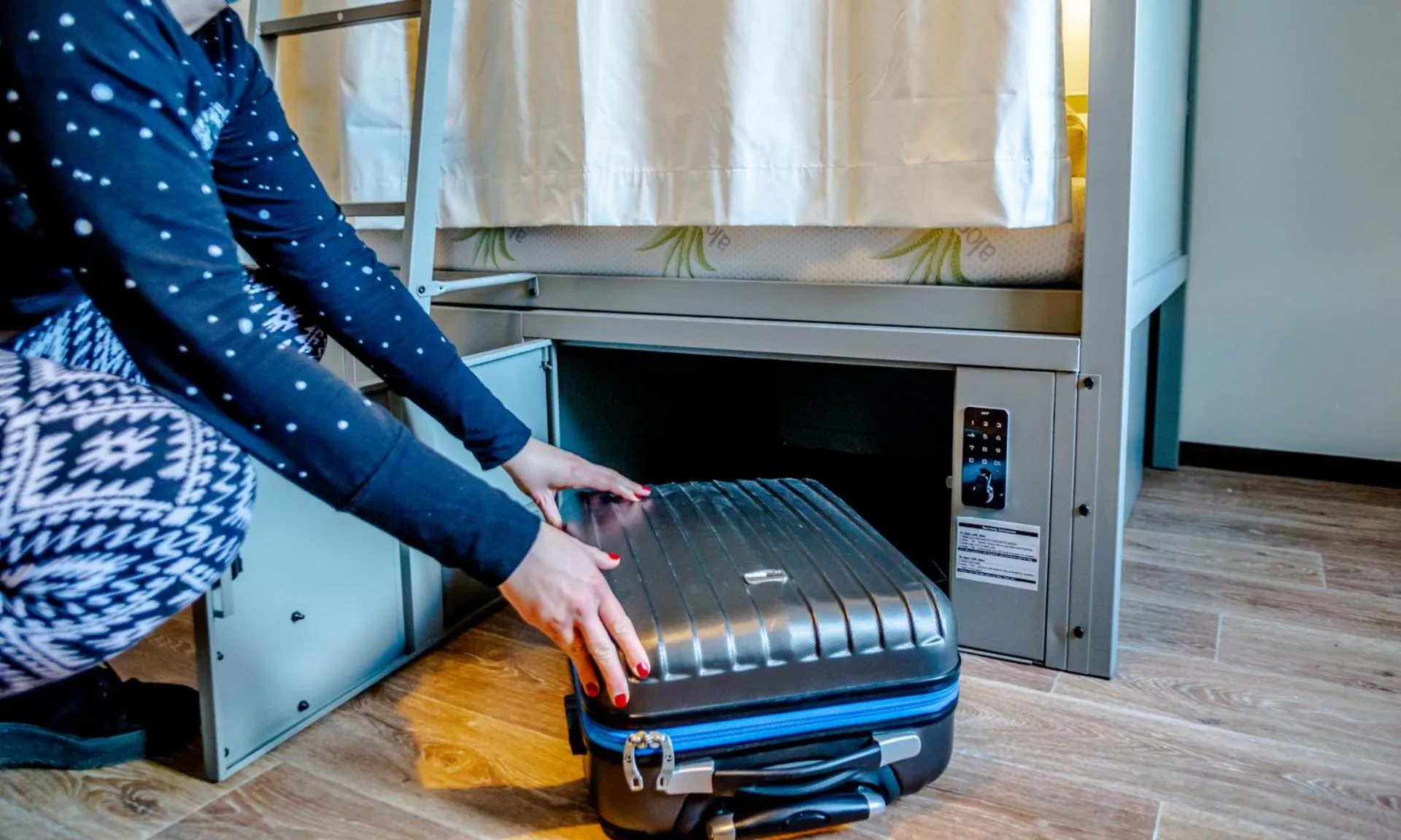 microwave in Wombat's City Hostel Munich Werksviertel