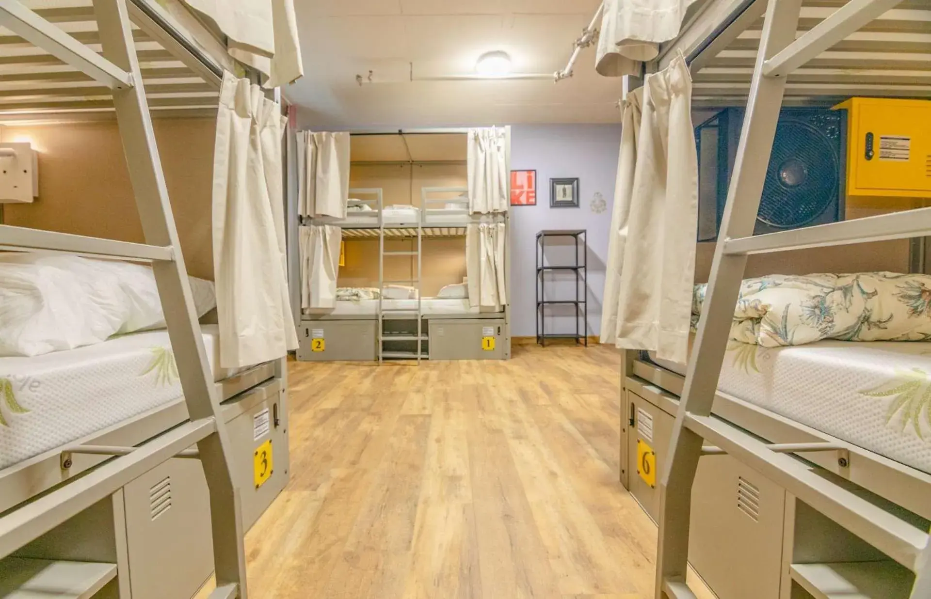 Bed in 6-Bed Mixed Dormitory Room in Wombat's City Hostel Munich Werksviertel Bed in 6-Bed Mixed Dormitory Room in Wombat's City Hostel Munich Werksviertel