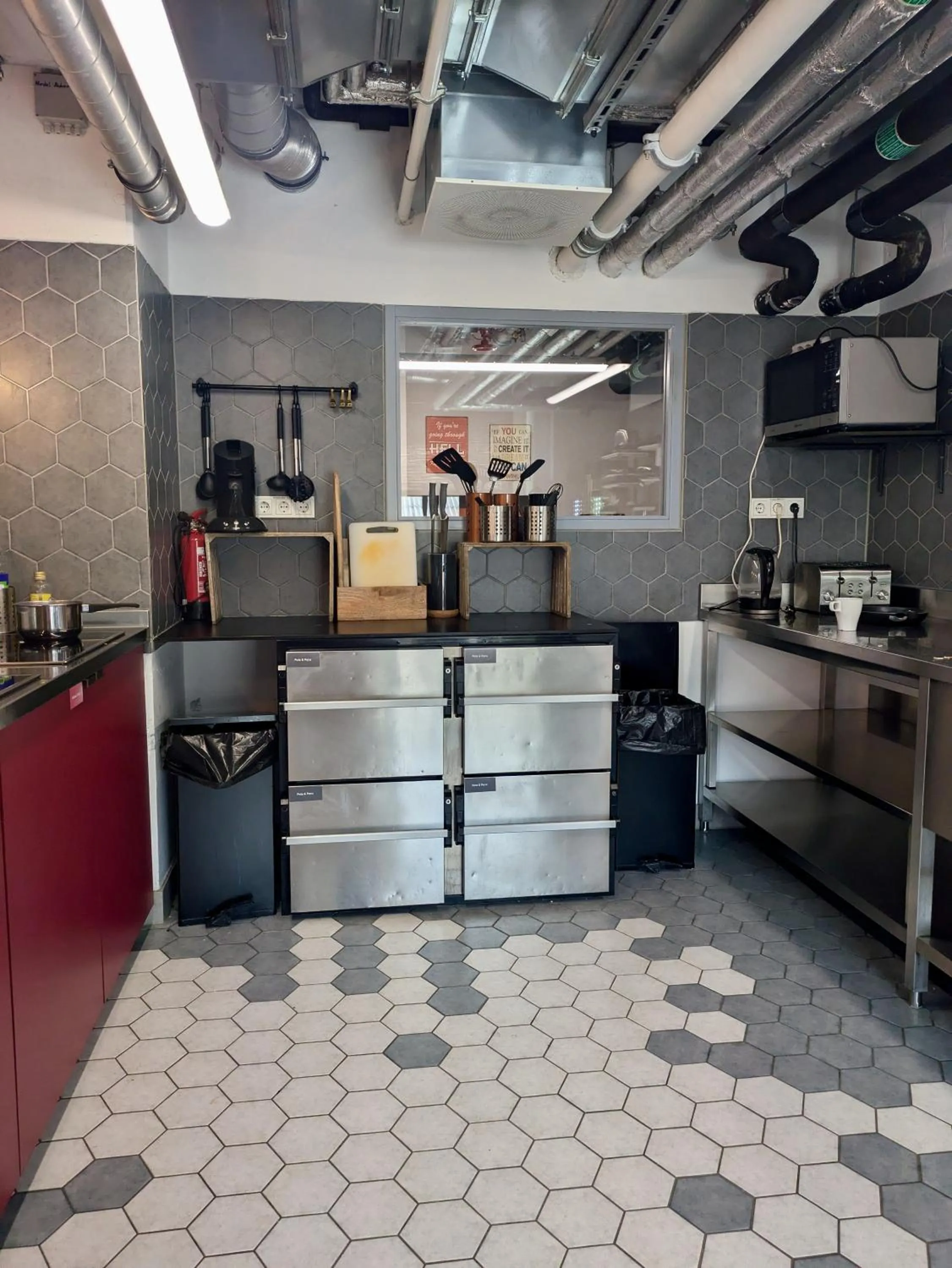 kitchen in Wombat's City Hostel Munich Werksviertel