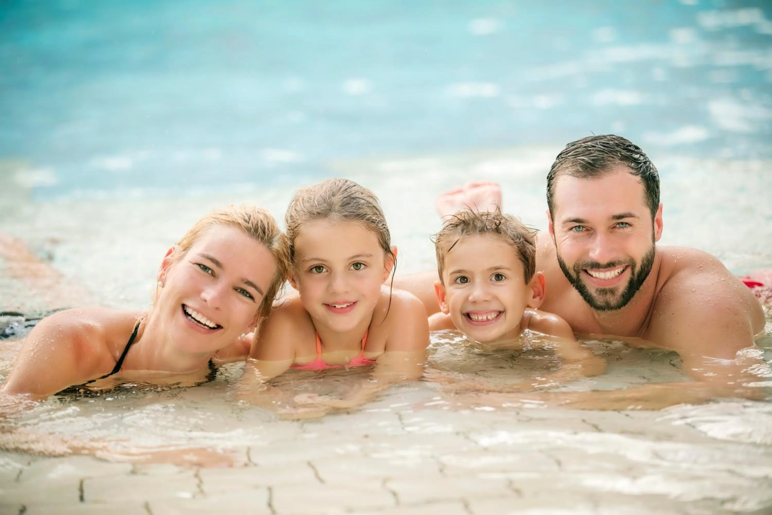 Swimming pool in H2O Hotel-Therme-Resort, 3 Sterne superior, für Familien mit Kindern