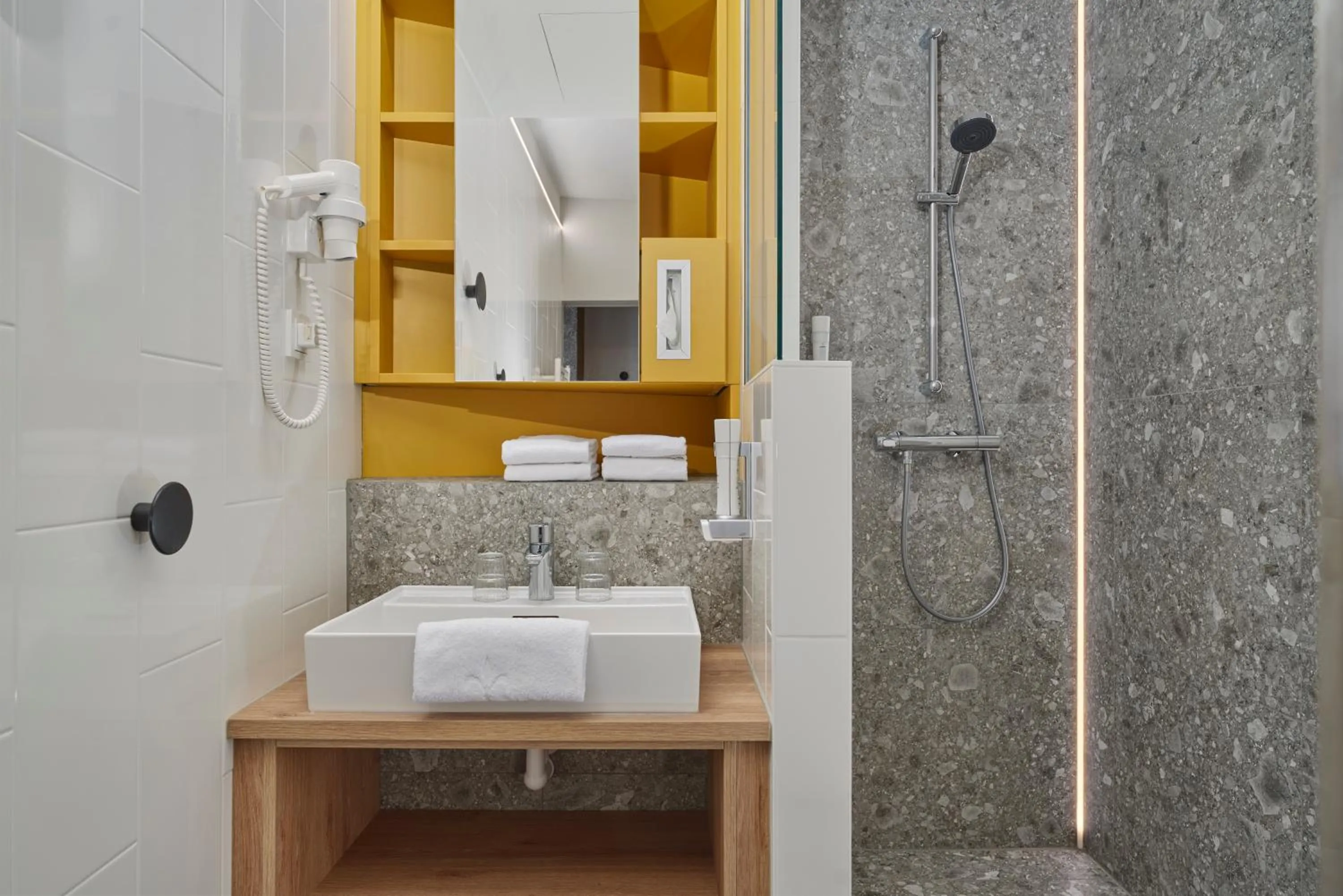 Shower in H2O Hotel-Therme-Resort, 3 Sterne superior, für Familien mit Kindern