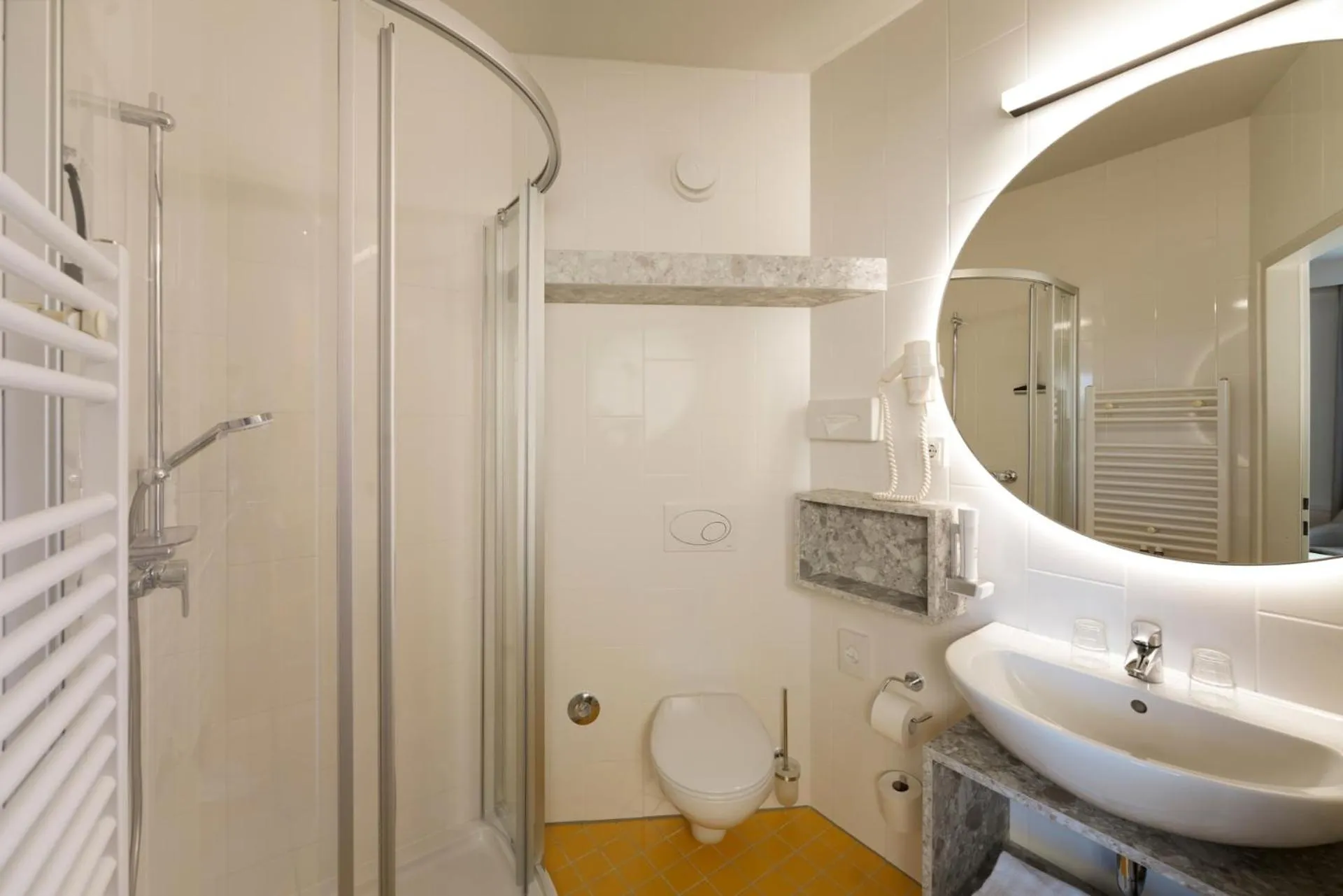 Toilet in H2O Hotel-Therme-Resort, 3 Sterne superior, für Familien mit Kindern