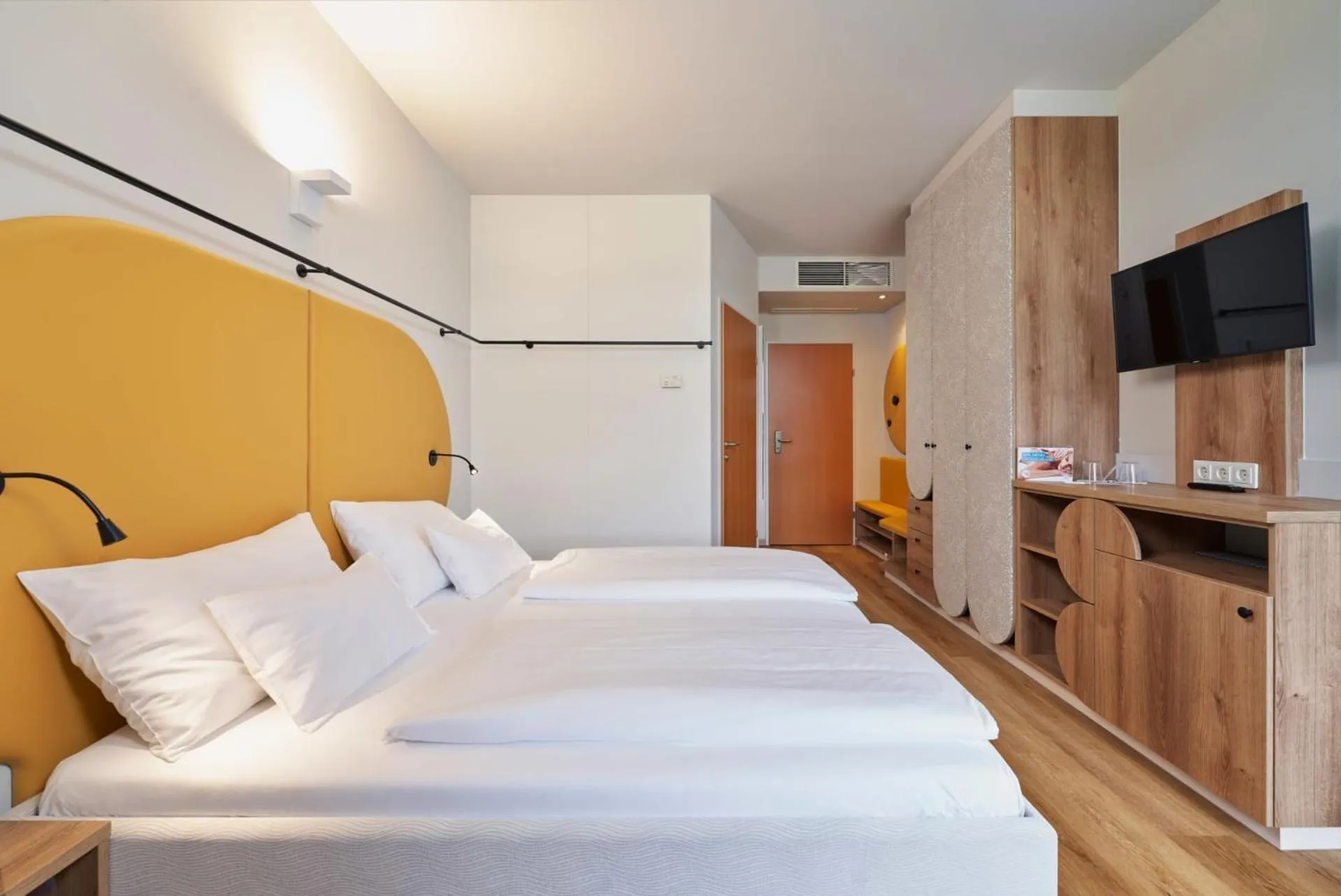 Bedroom, Bed in H2O Hotel-Therme-Resort, 3 Sterne superior, für Familien mit Kindern