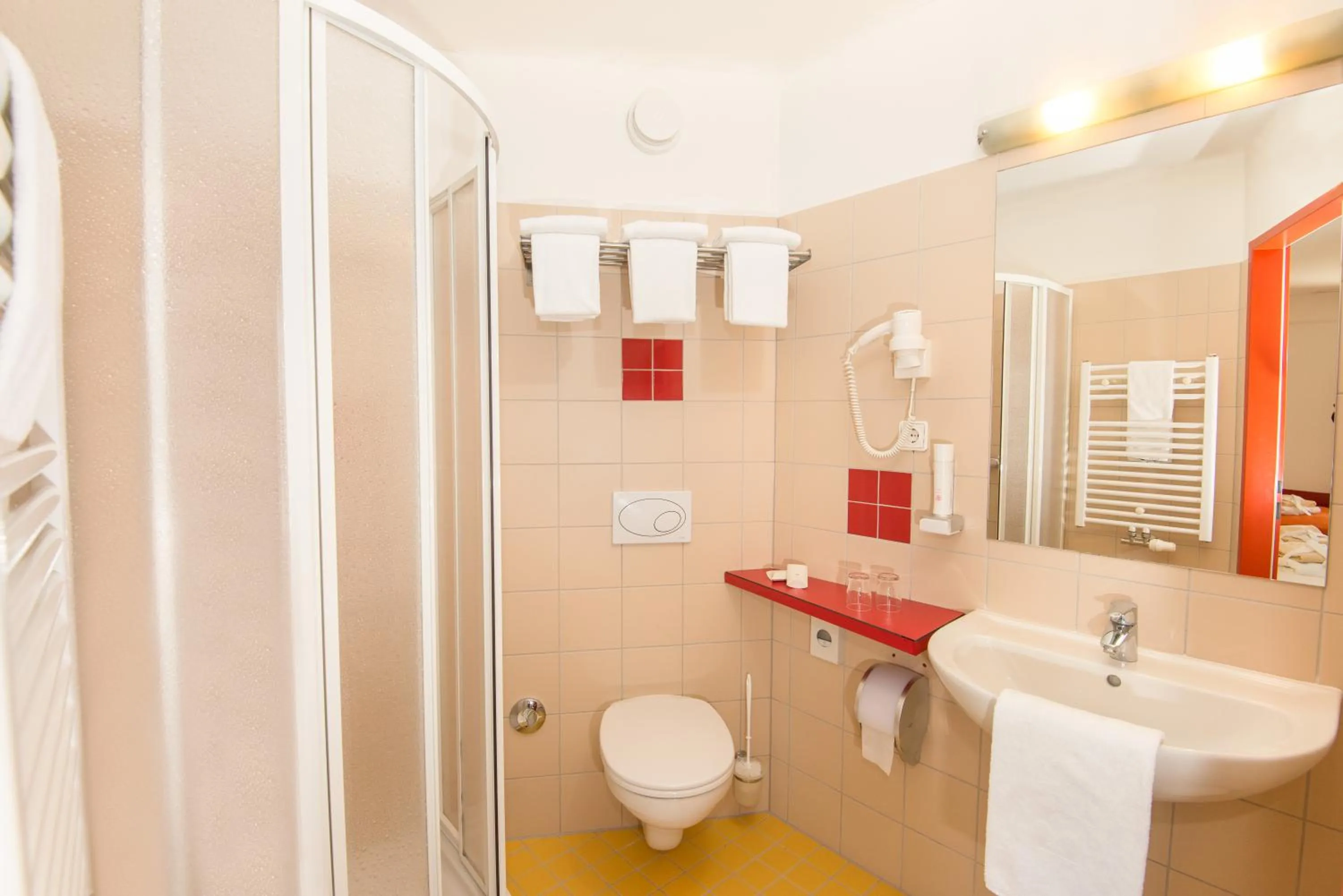 Bathroom in H2O Hotel-Therme-Resort, 3 Sterne superior, für Familien mit Kindern