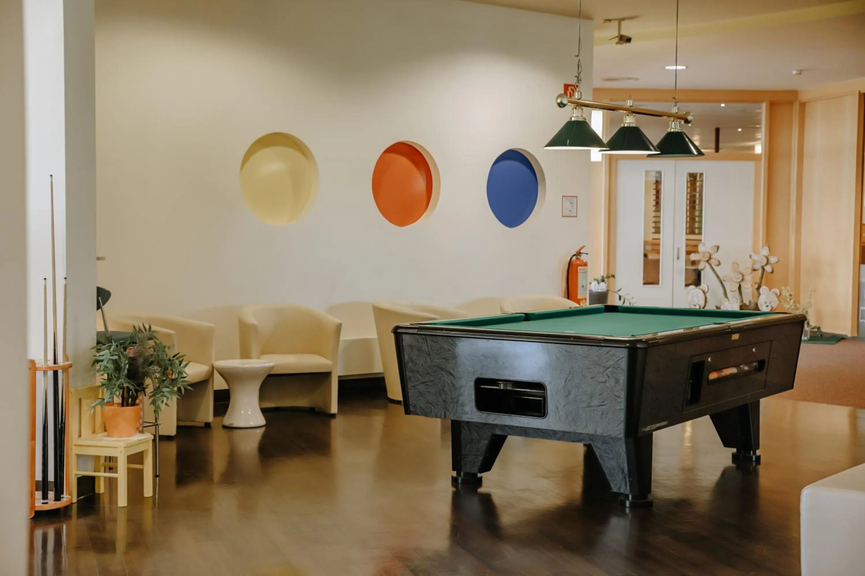 Communal lounge/ TV room in H2O Hotel-Therme-Resort, 3 Sterne superior, für Familien mit Kindern