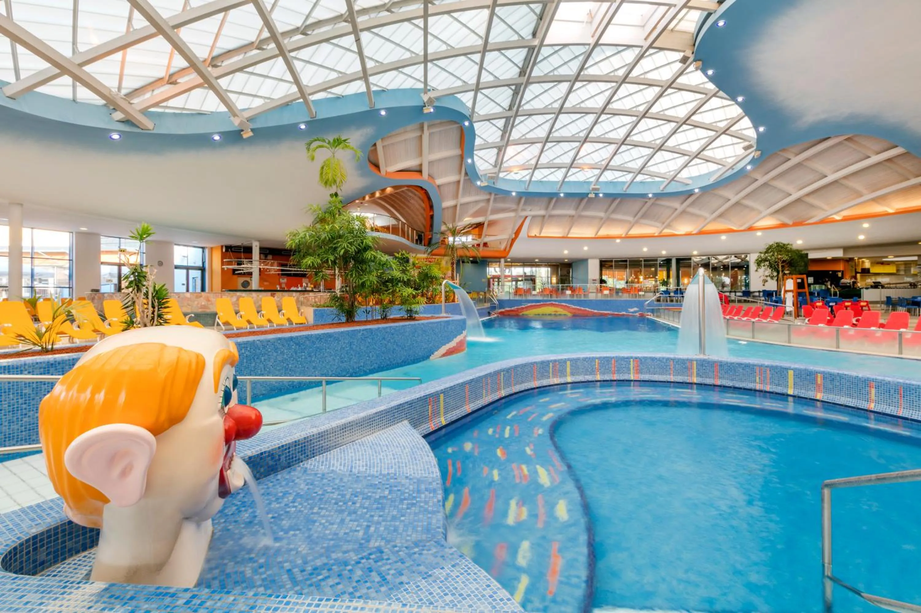 Swimming pool in H2O Hotel-Therme-Resort, 3 Sterne superior, für Familien mit Kindern