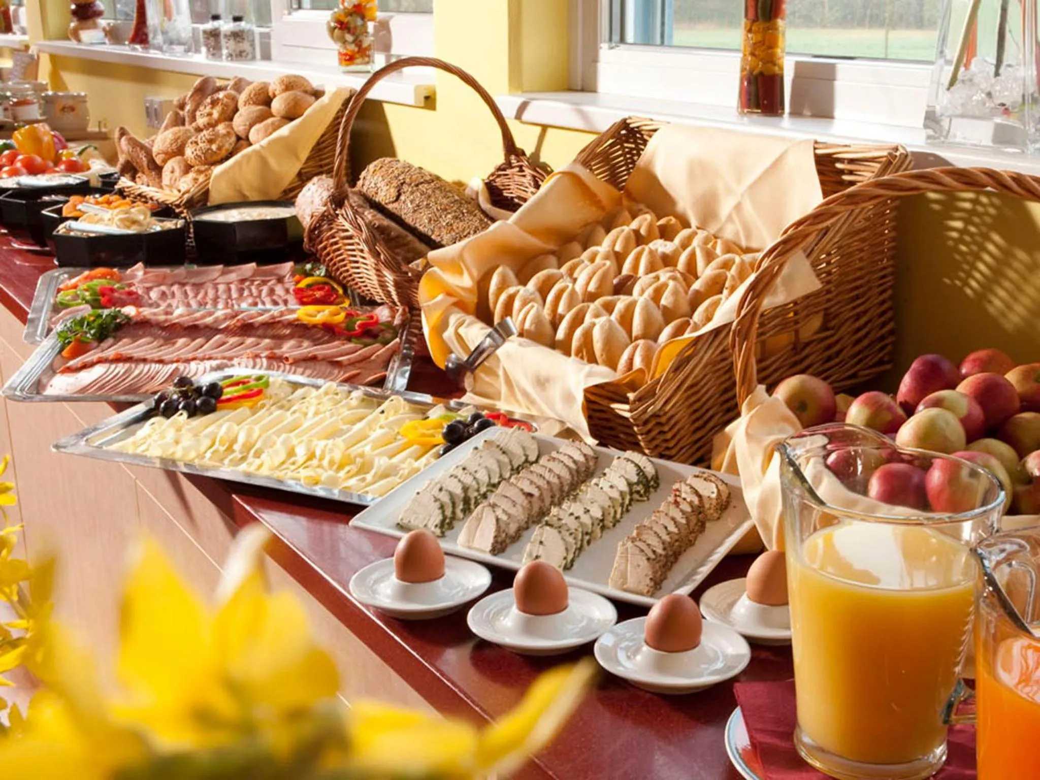 Buffet breakfast in H2O Hotel-Therme-Resort, 3 Sterne superior, für Familien mit Kindern