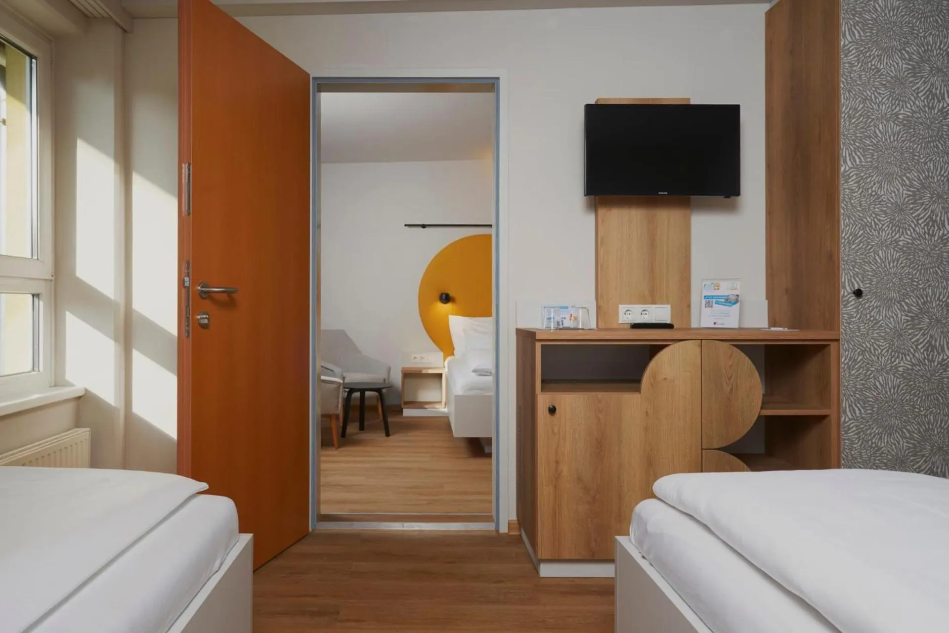 TV and multimedia, Bed in H2O Hotel-Therme-Resort, 3 Sterne superior, für Familien mit Kindern