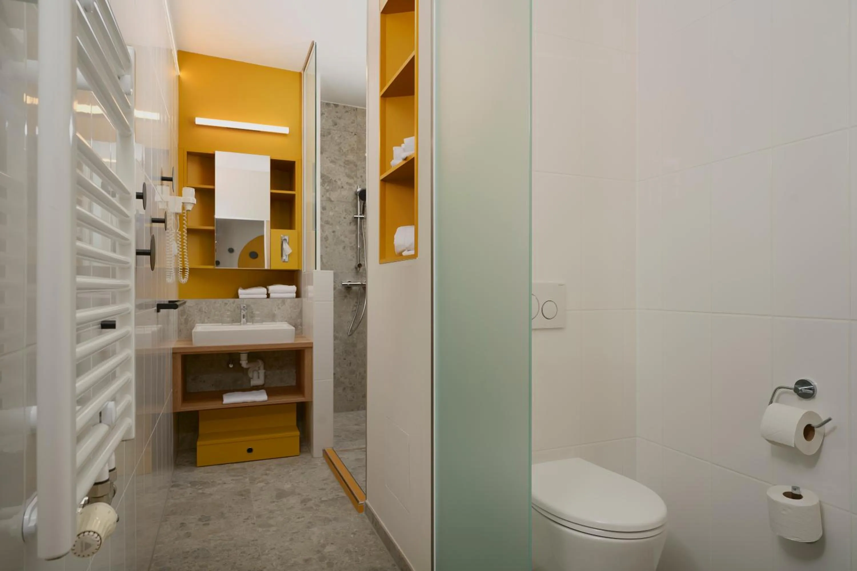 Toilet in H2O Hotel-Therme-Resort, 3 Sterne superior, für Familien mit Kindern