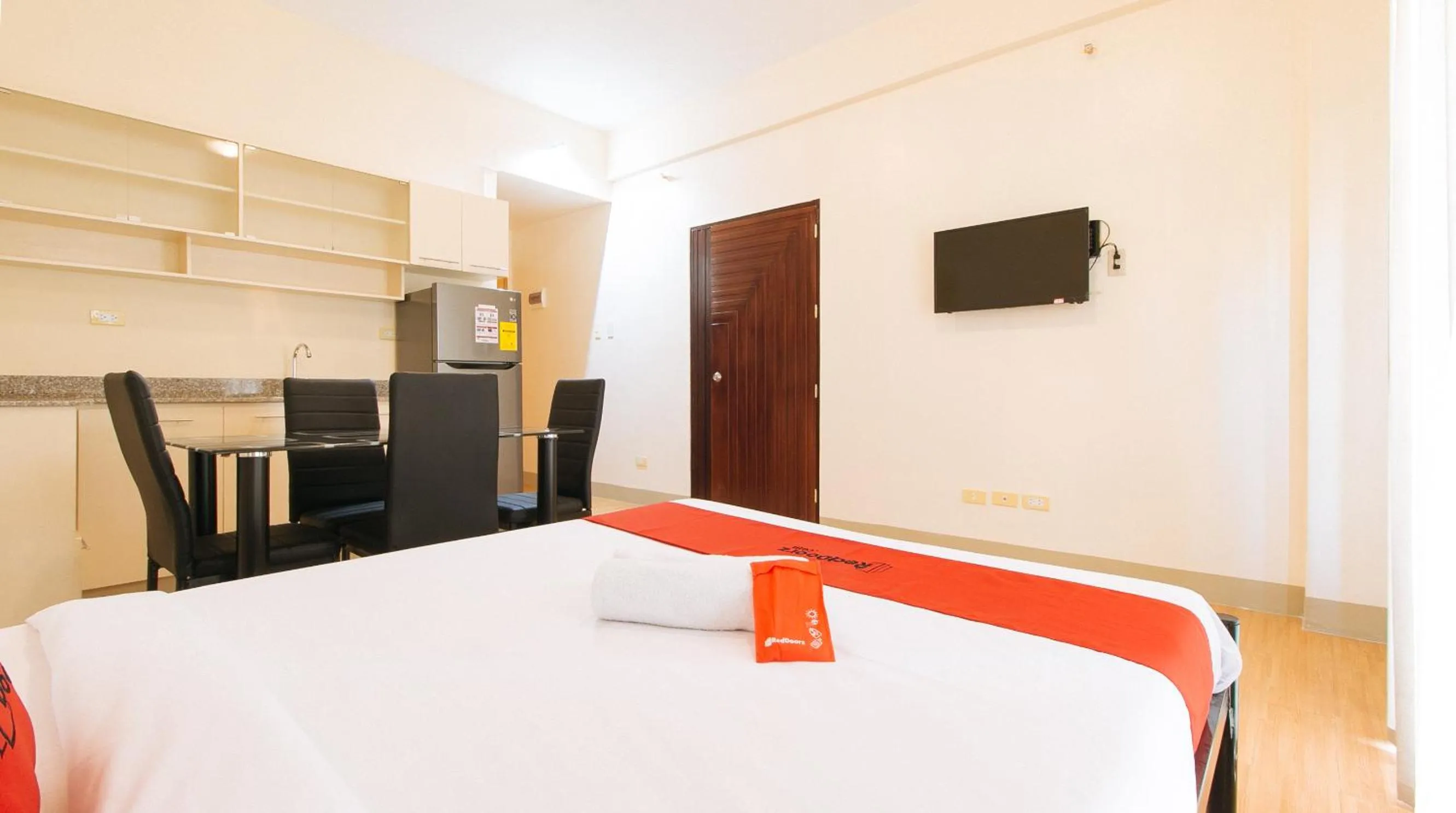 TV and multimedia, Bed in RedDoorz Plus at Alpina Heights Paranaque