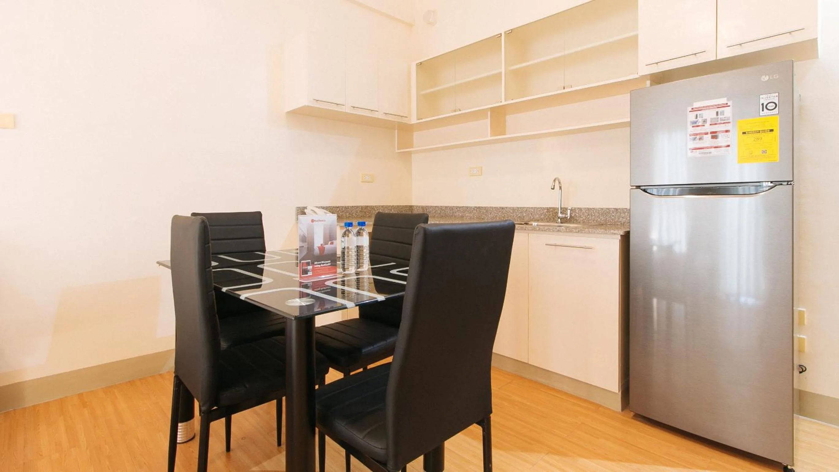 Kitchen or kitchenette in RedDoorz Plus at Alpina Heights Paranaque