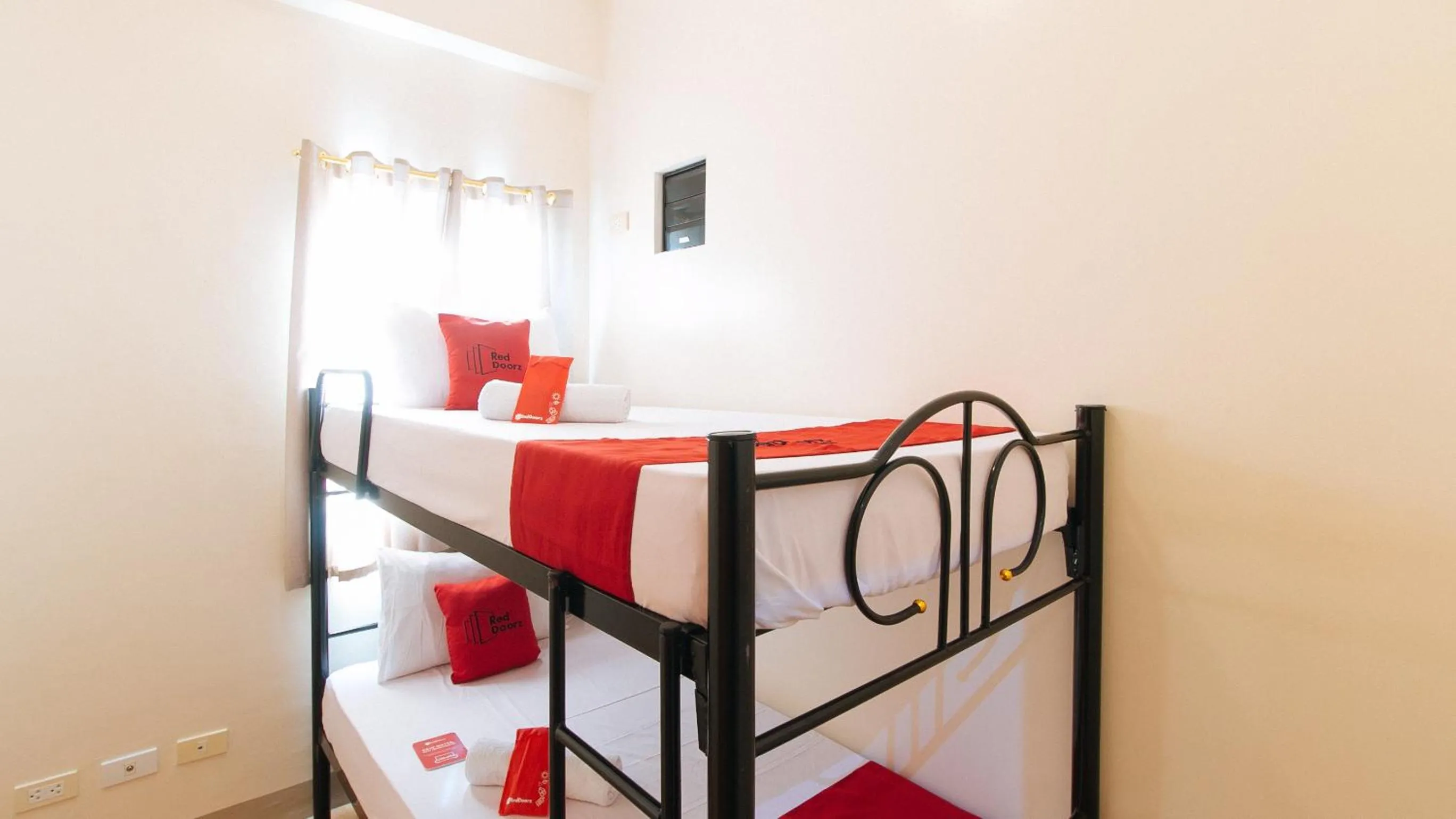 Photo of the whole room, Bed in RedDoorz Plus at Alpina Heights Paranaque