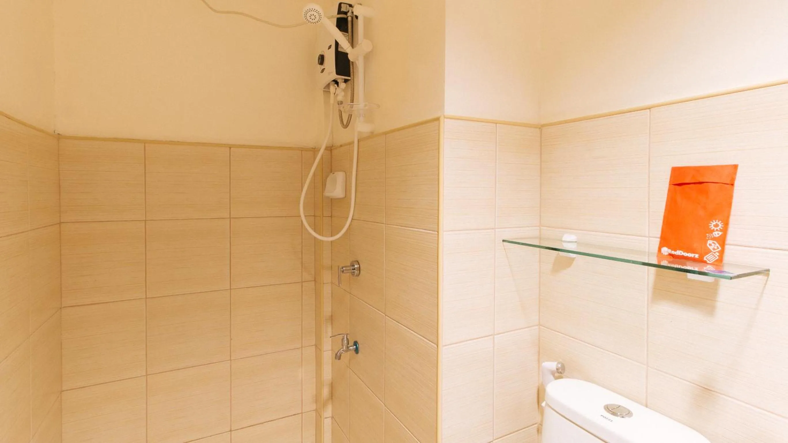 Shower in RedDoorz Plus at Alpina Heights Paranaque