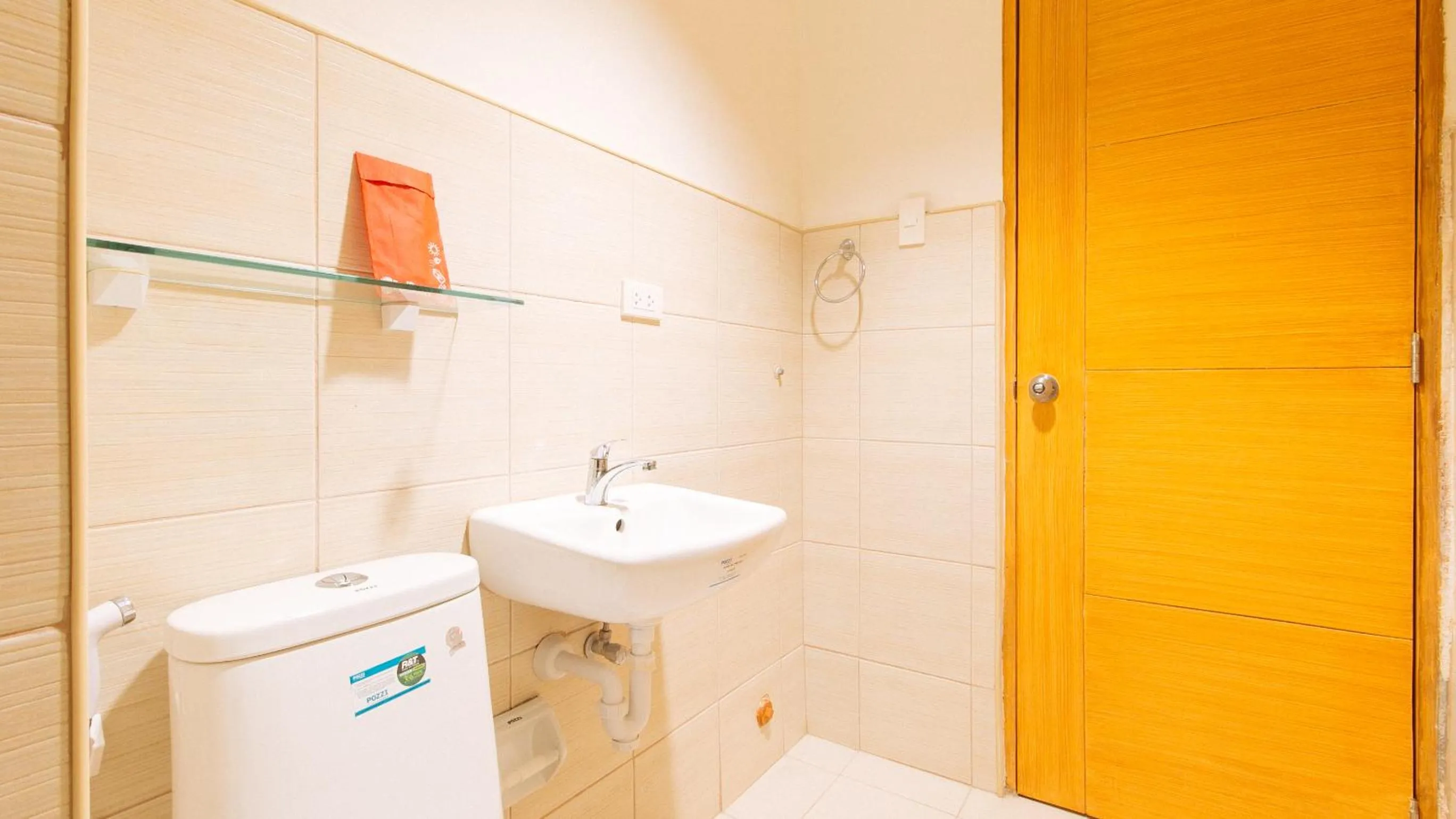 Bathroom in RedDoorz Plus at Alpina Heights Paranaque